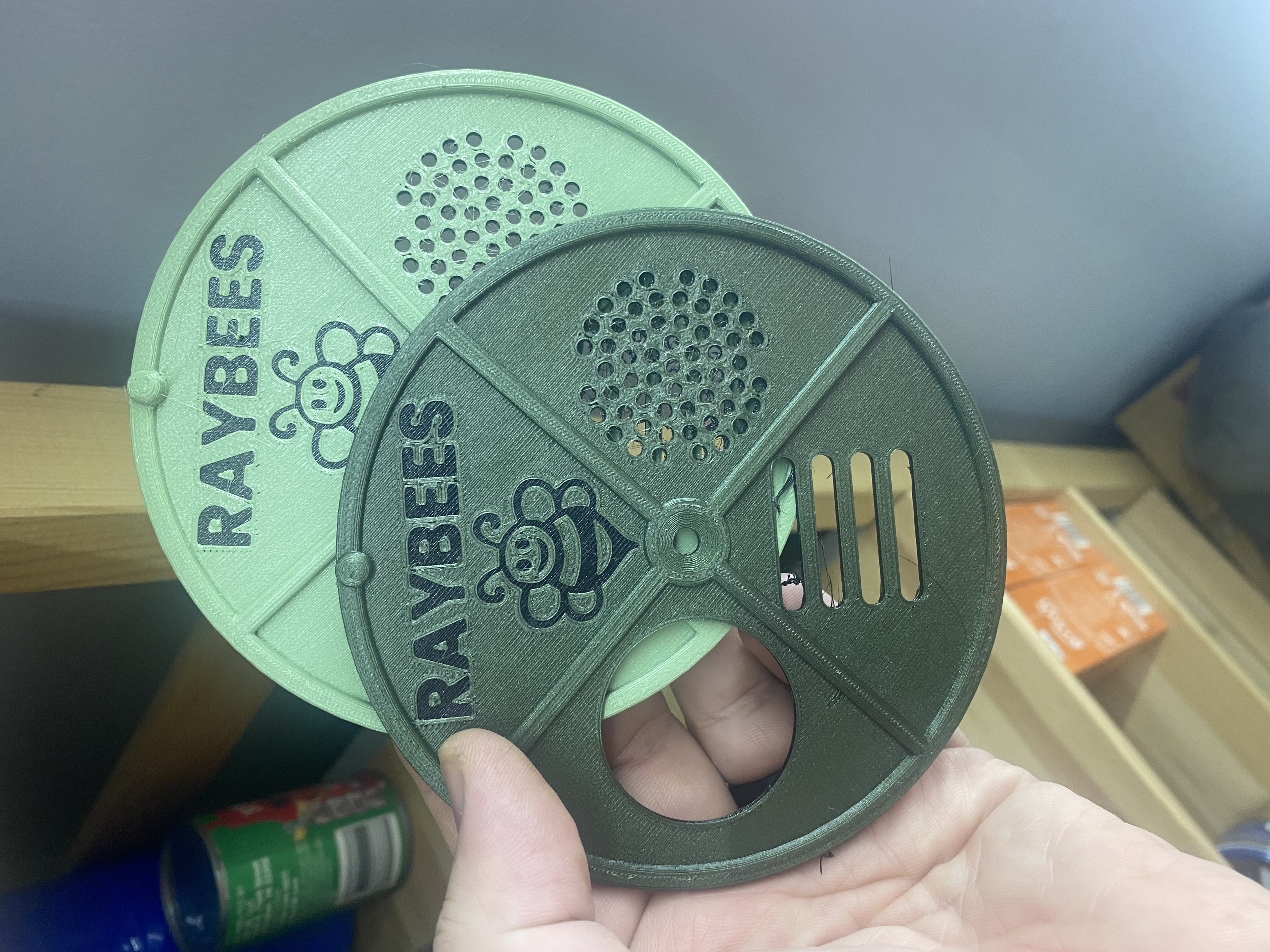 Beehive / swarm trap door