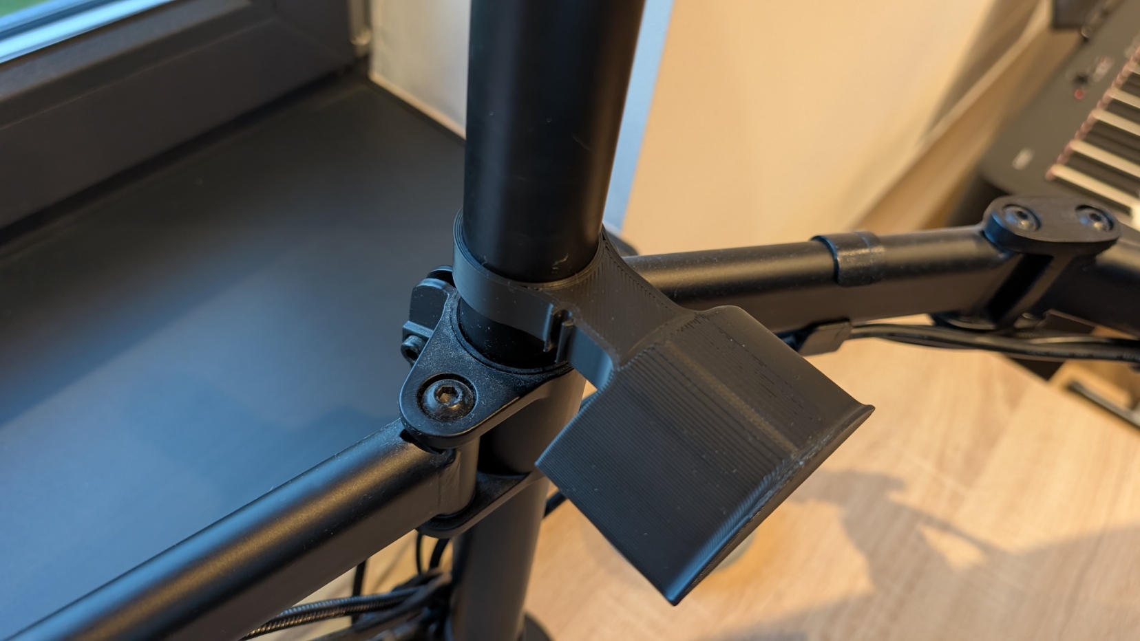 Headphones holder for AlzaErgo monitor mount