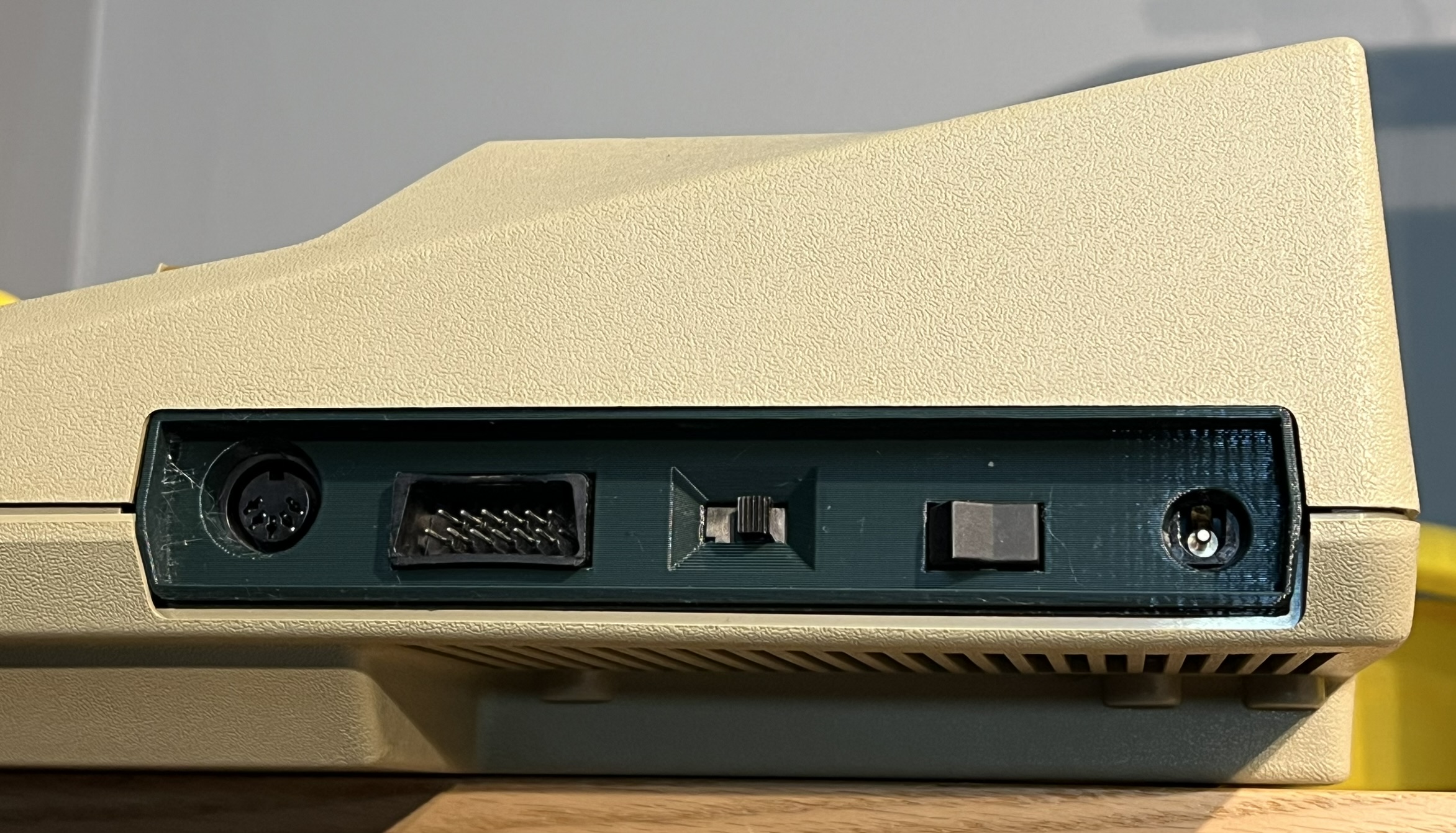 Atari 800 side I/O plate by aeberbach | Download free STL model ...