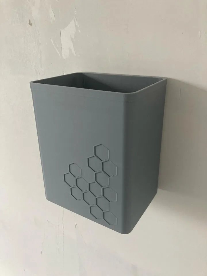 Hangable trash can for filament scraps or other waste with lid