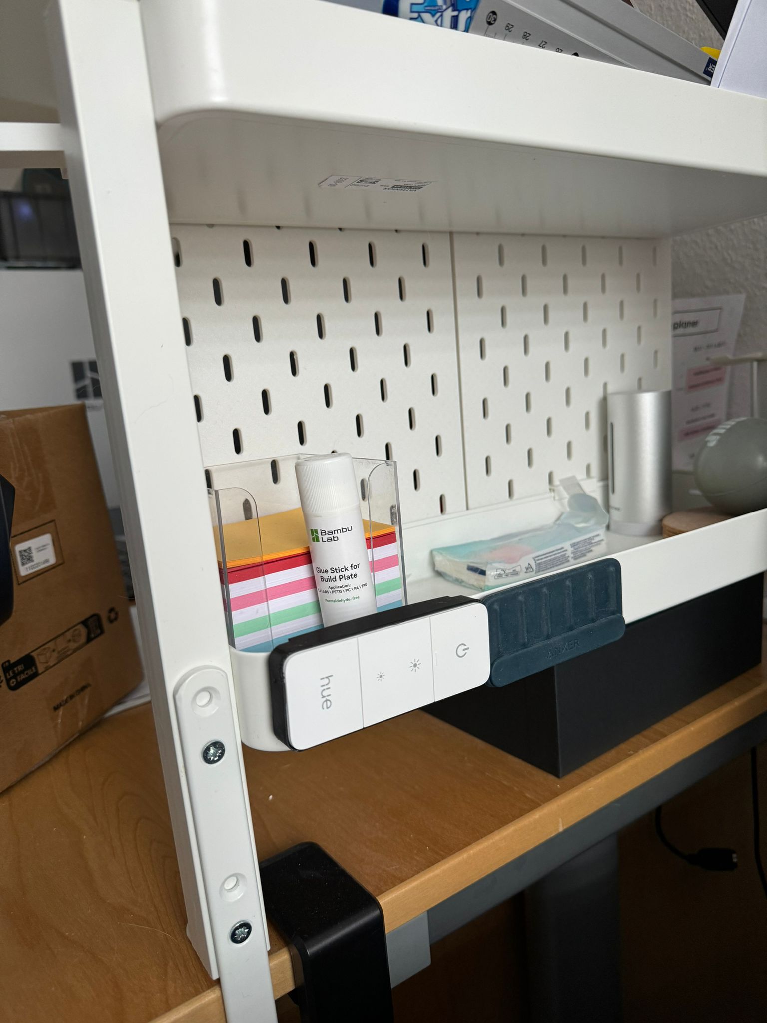 Hue dimming switch bracket for Vattenkar desktop shelf