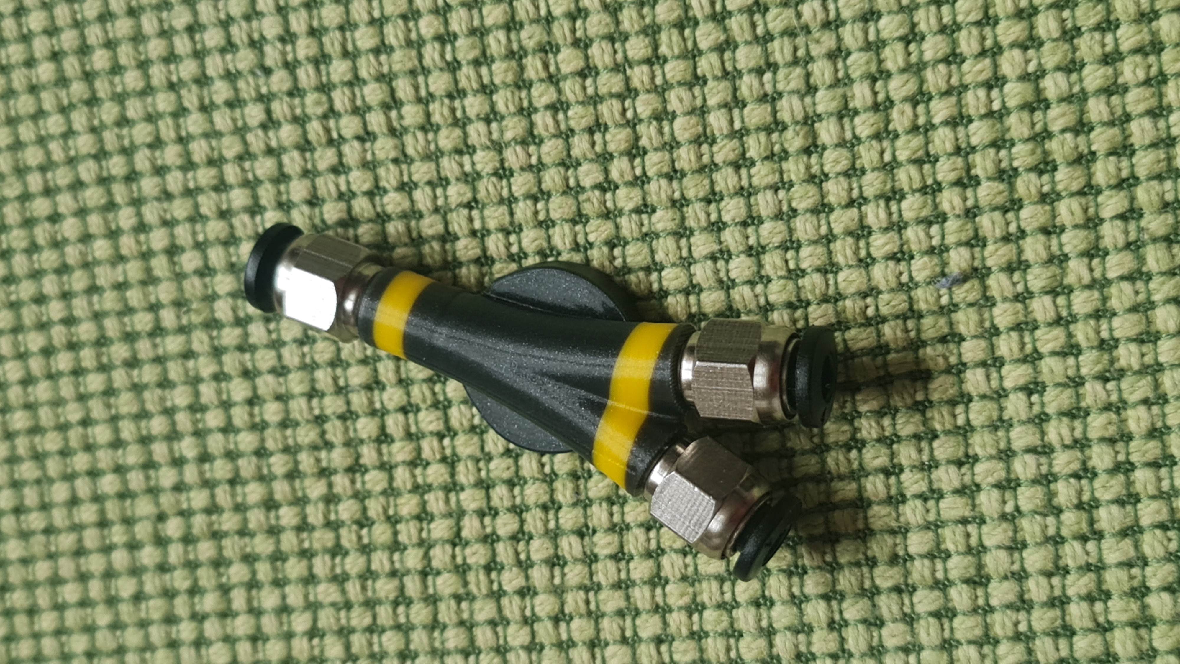 Y-splitter for PTFE magnetic holder