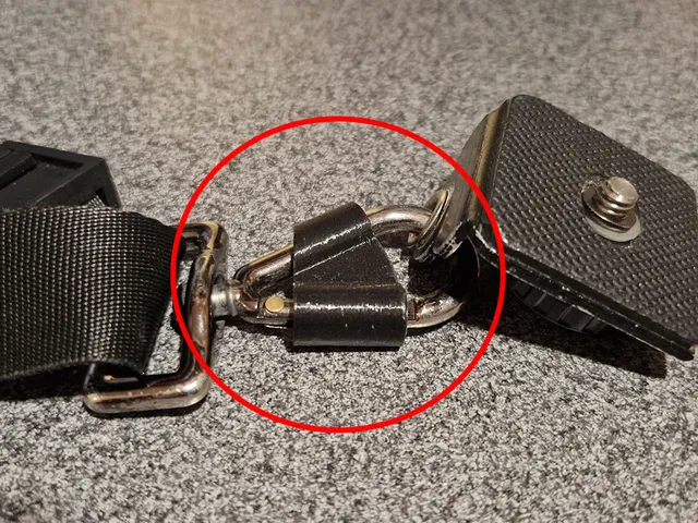 Camera strap carabiner lock