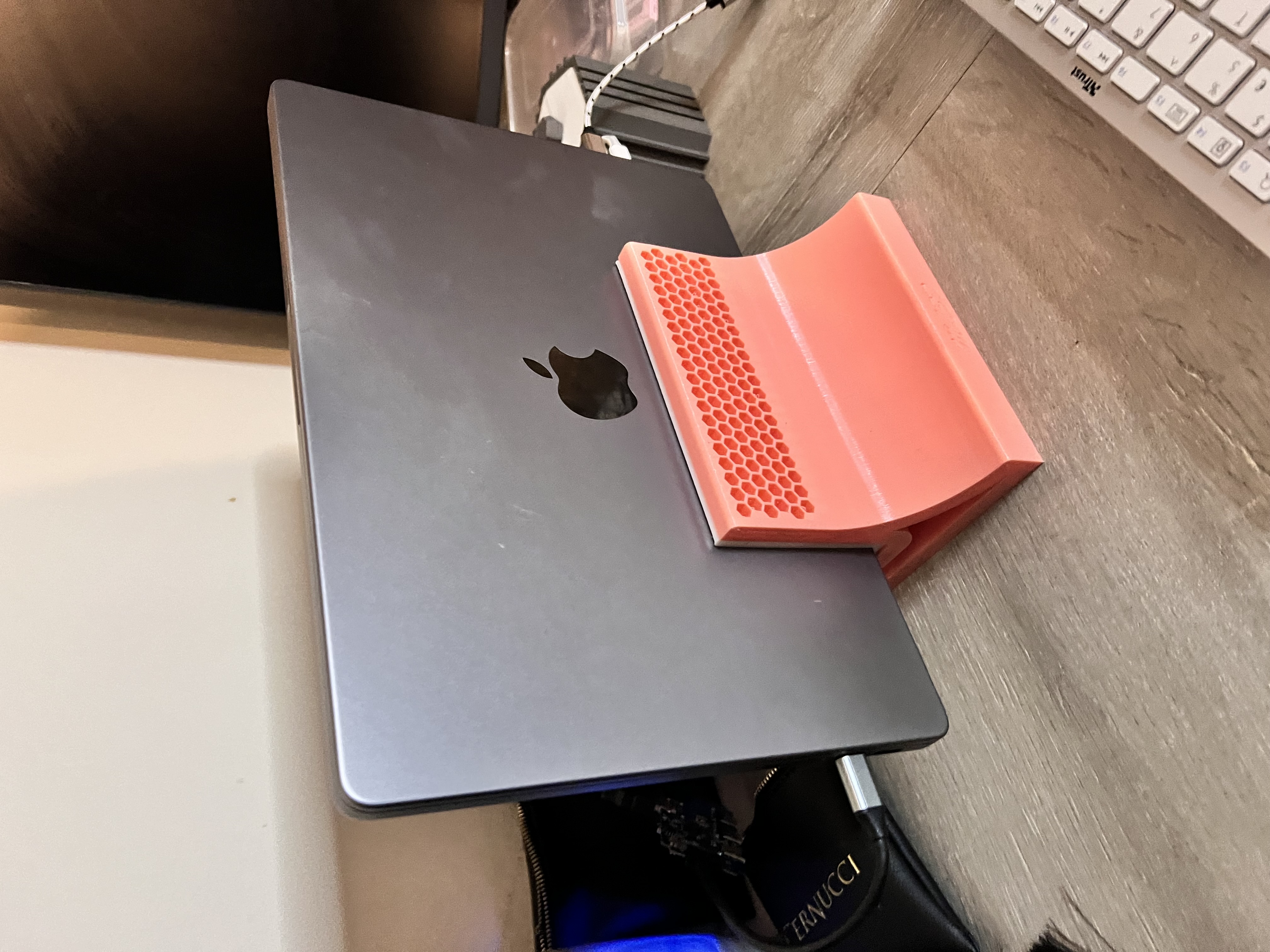 Macbook pro vertical stand