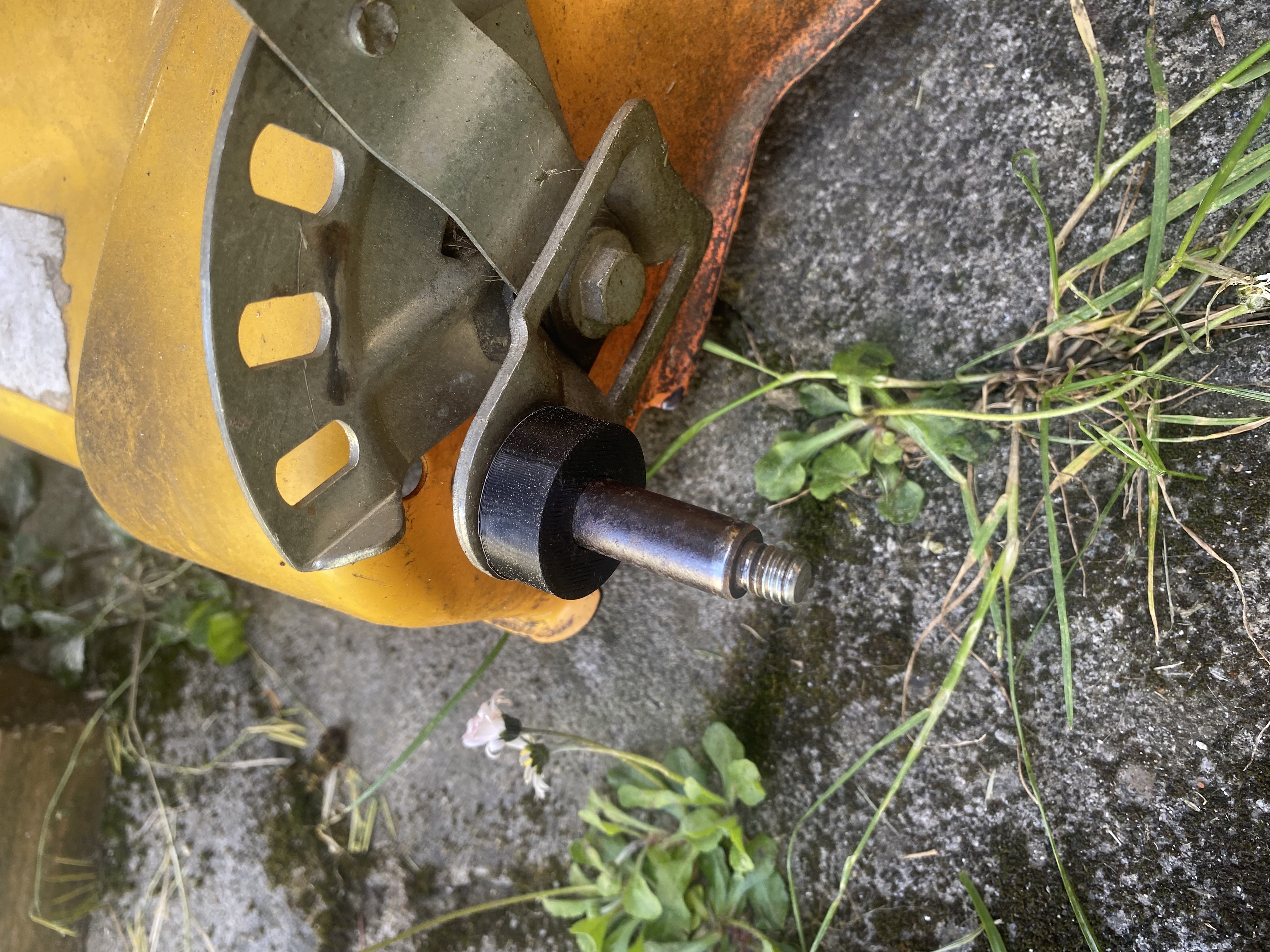 Lawnmower wheel — thumbnail 3