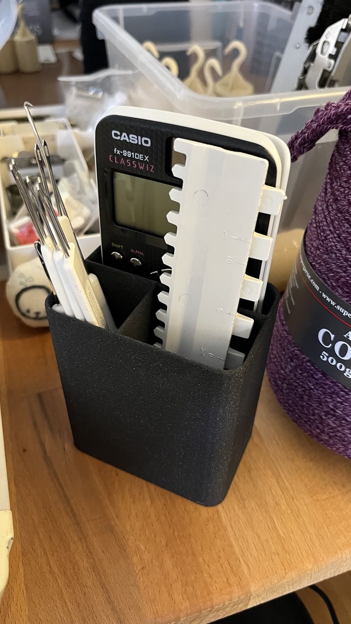 Knitting machine tool holder