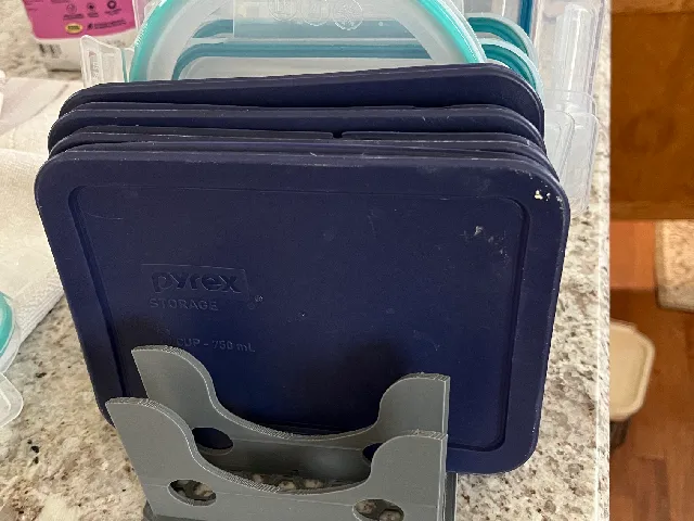 Plastic lid holder