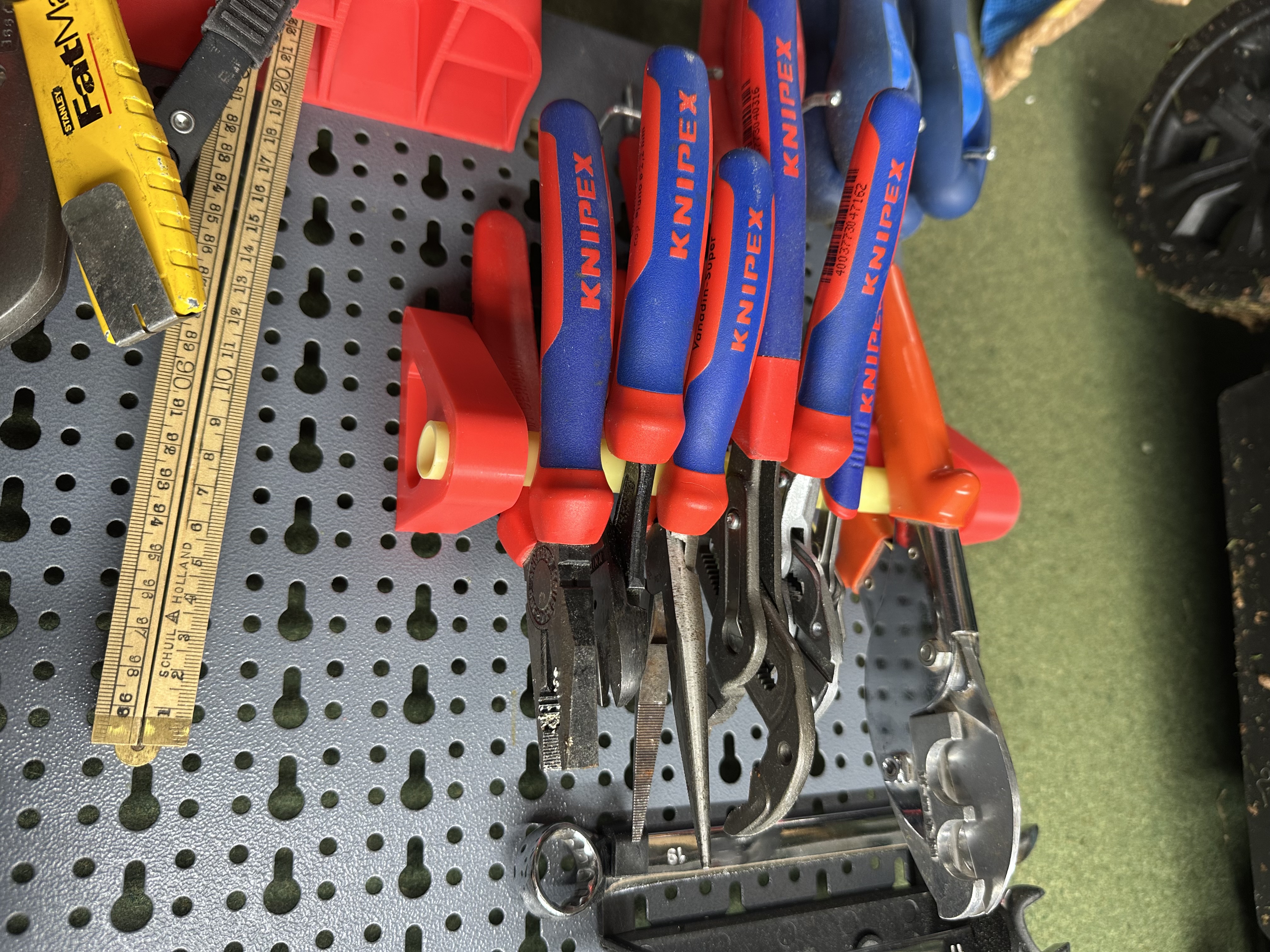 Pliers holder for Küpper-/Euro pegboard 16 or 19mm pipe