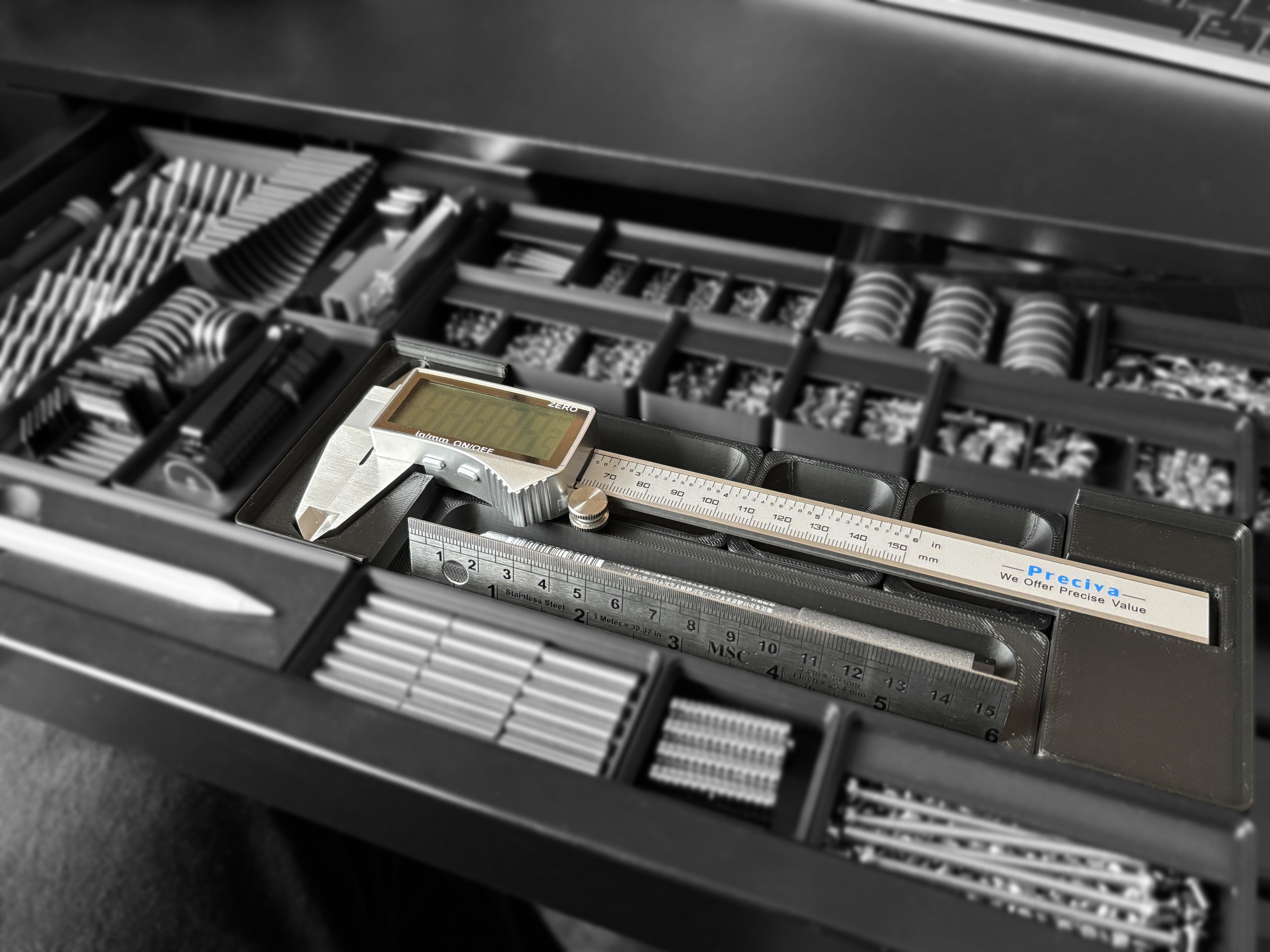Gridfinity split bin for digital calipers (Raised edition)