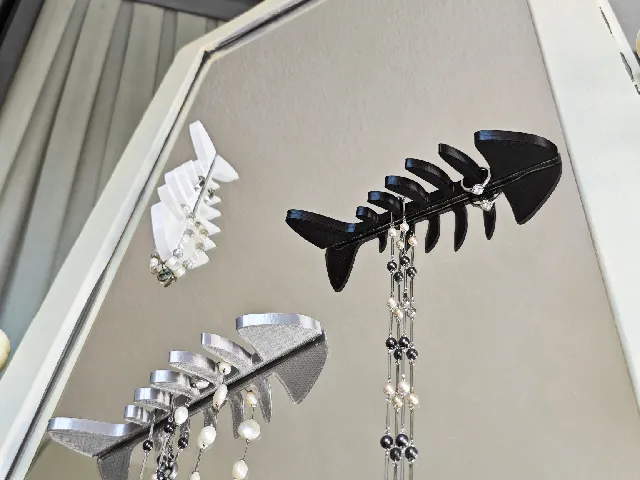 Spine hooks