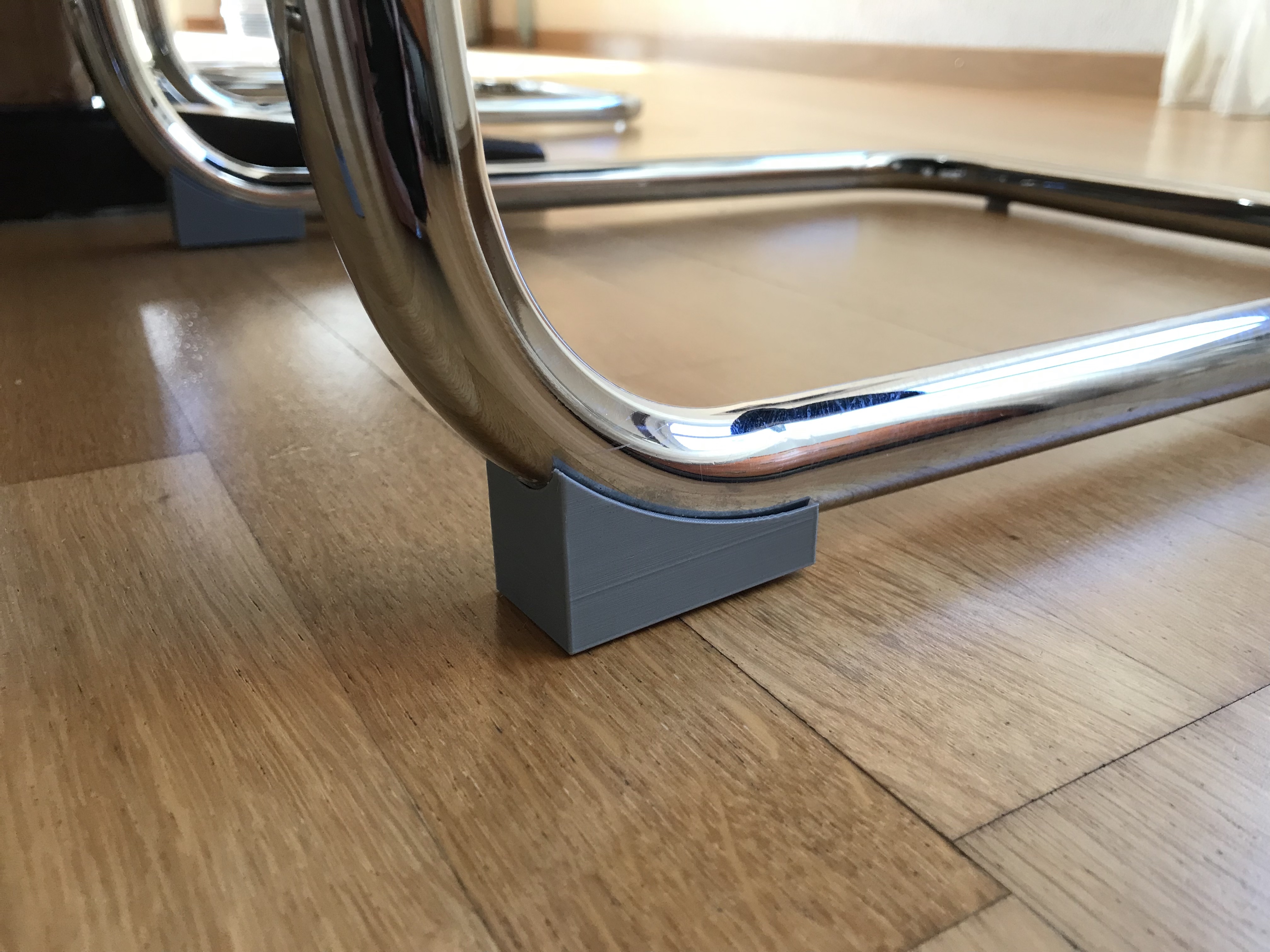 Dinning room round leg chair support