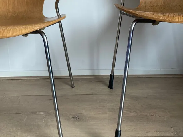 Leg extension for Eames Series 7 "butterfly" chair