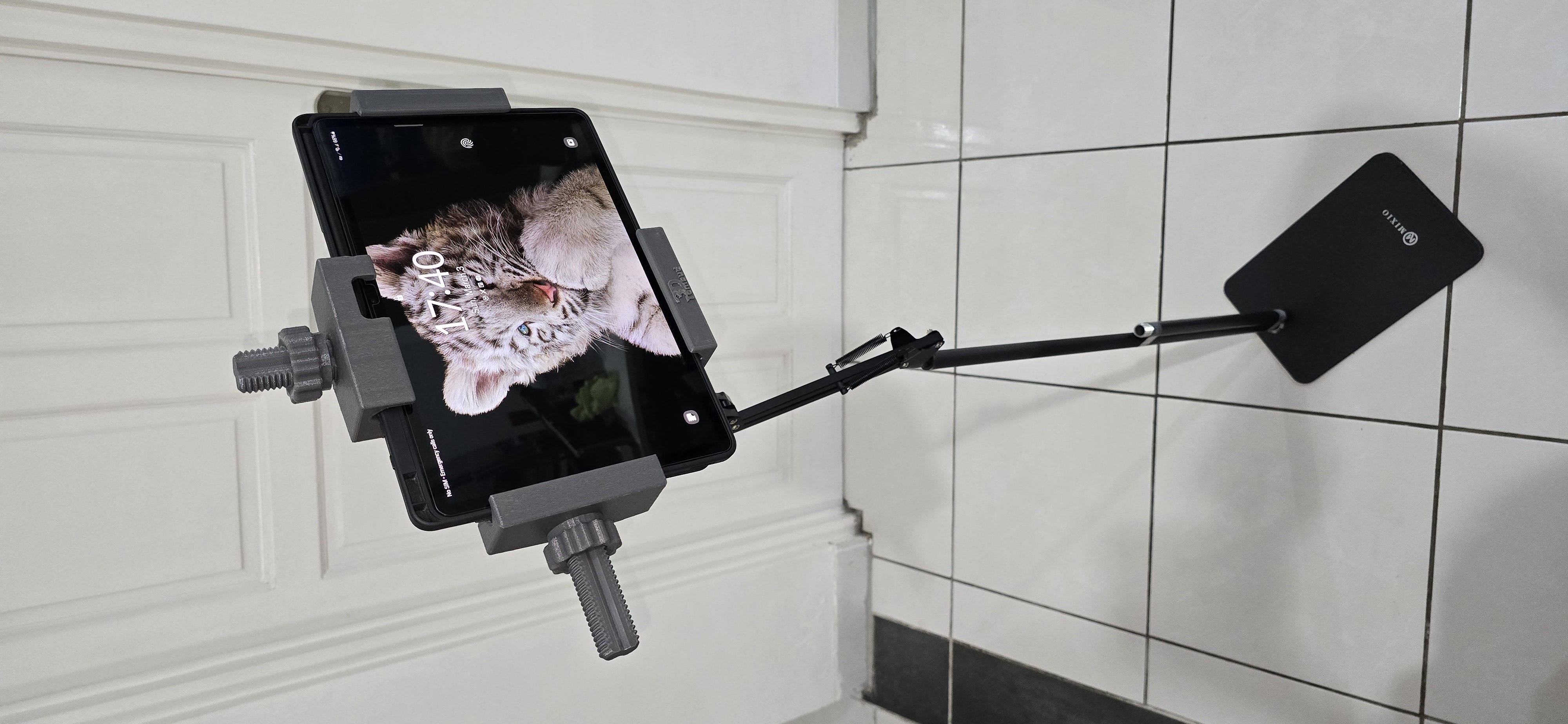 Better tablet clamp for a tablet stand