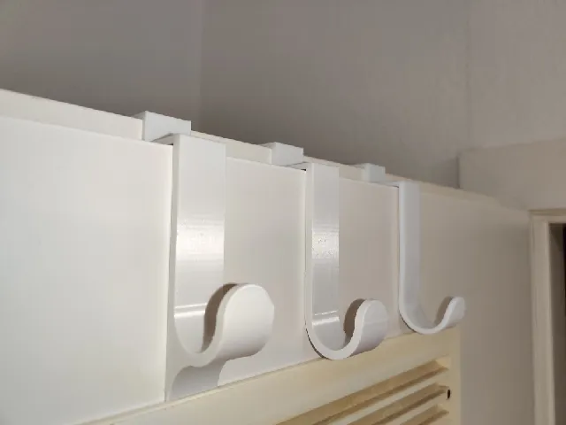 Clothes hanger for lipped doors
