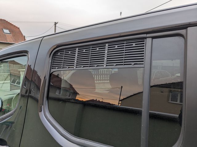 Opel COMBO campervan window air ventilation grid, preview image from the creator on Printables
