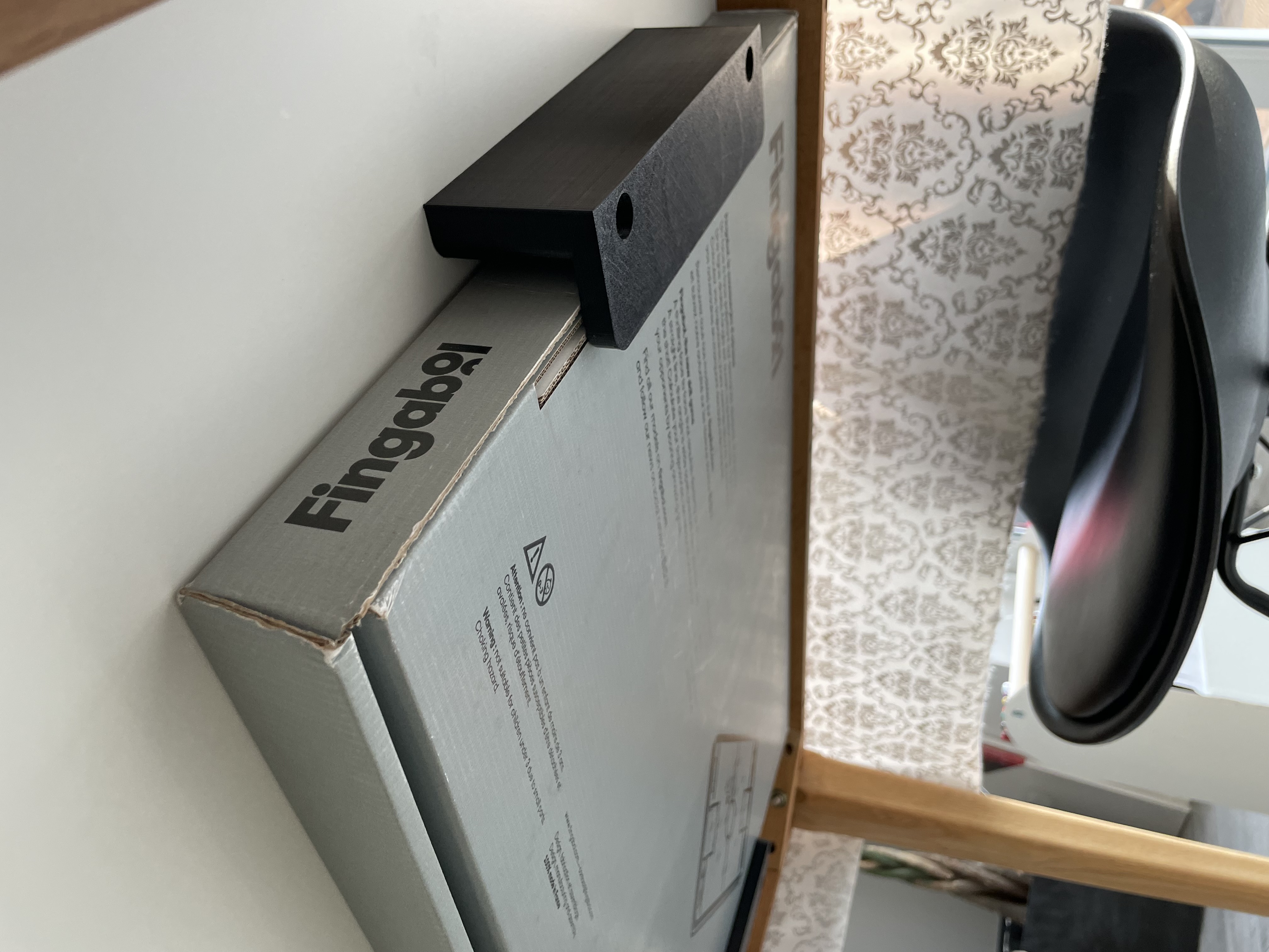 Rail de rangement sous table