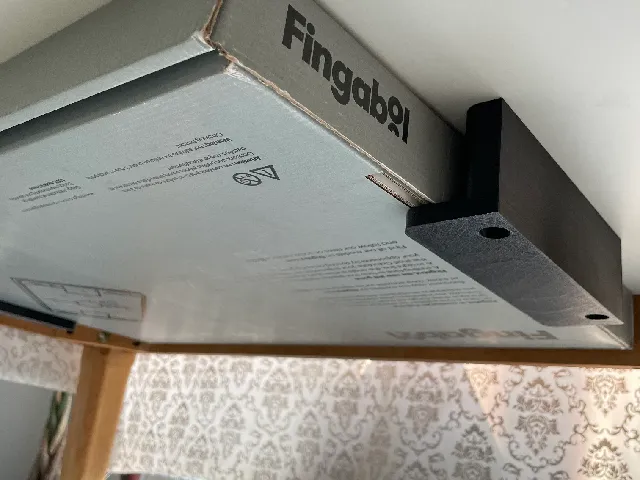 Rail de rangement sous table