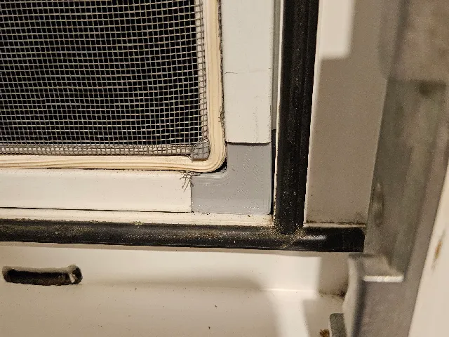Window insect net corner (spojovací roh sítě proti hmyzu)