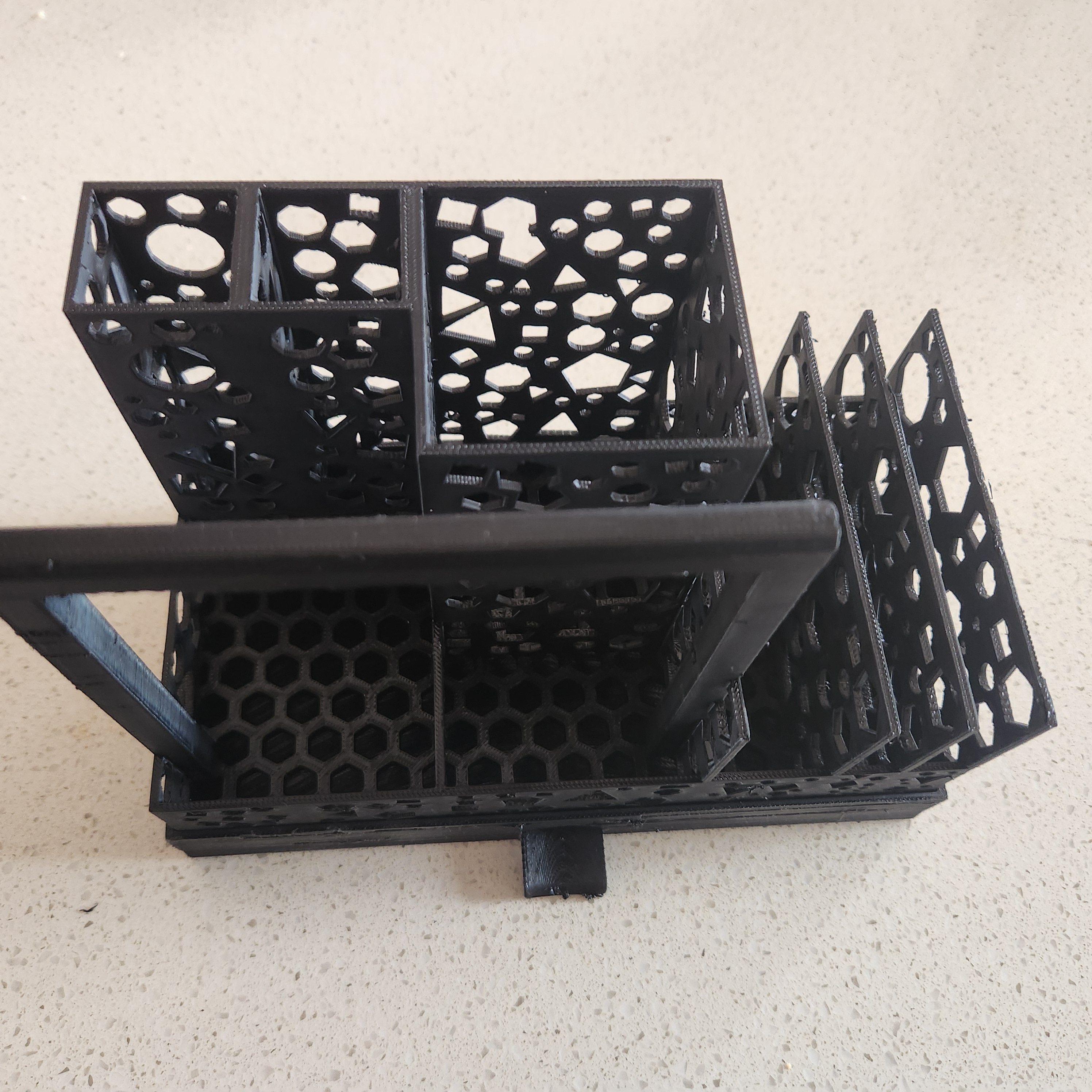 Geometric kitchen sink rack for brushes, cloths and sponges
