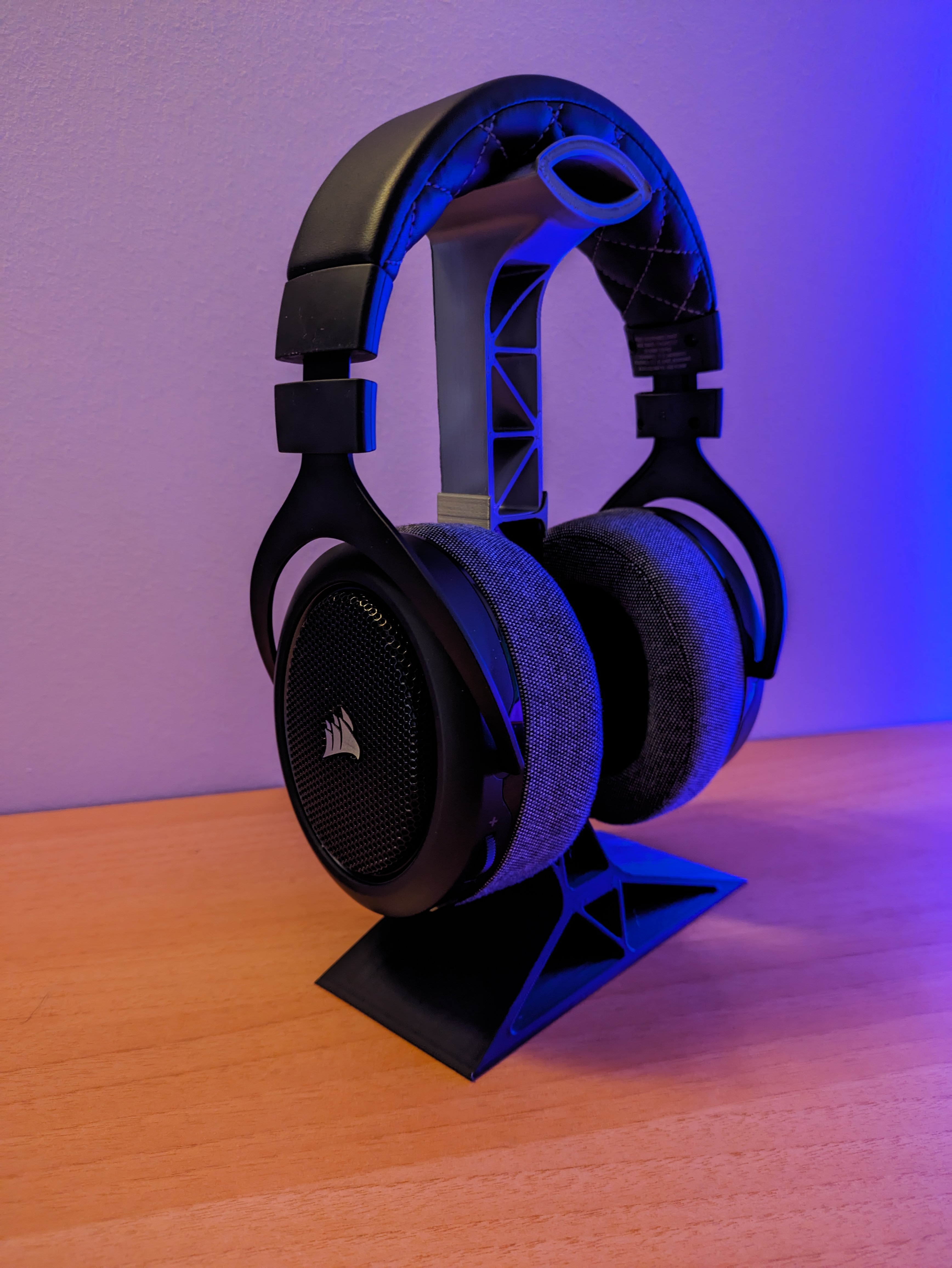 Headphone holder with industrial design
