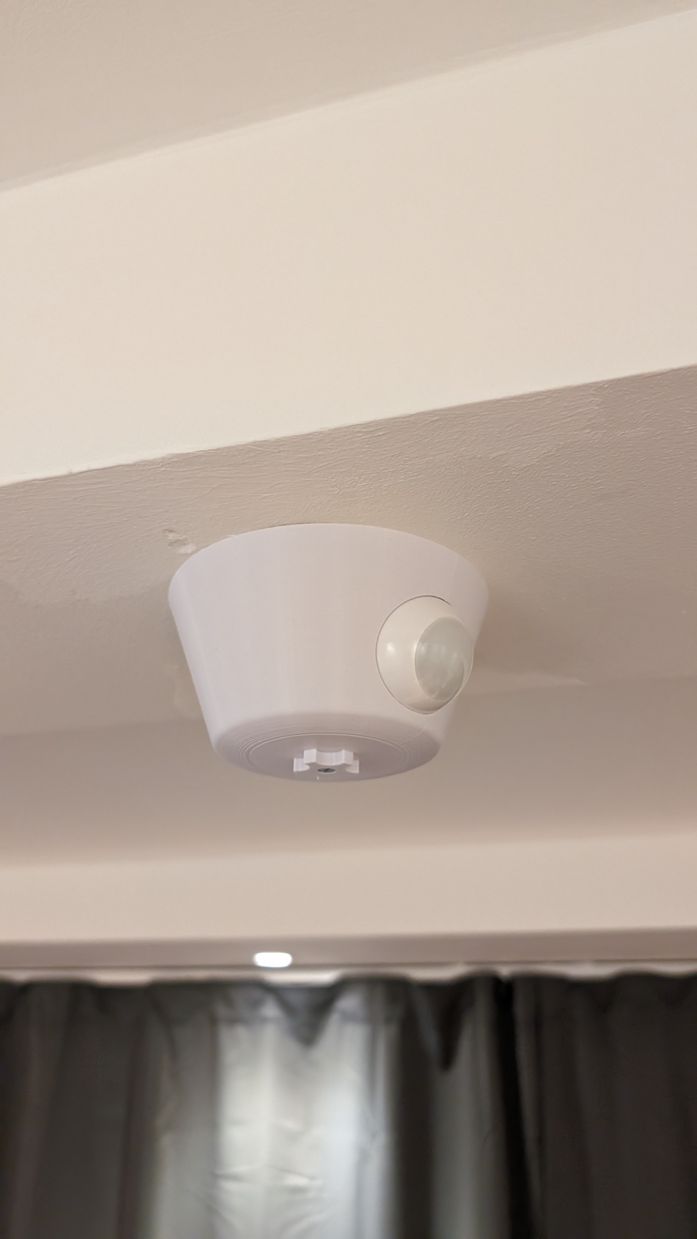 Ceiling cable cover for Fibaro Multisensor