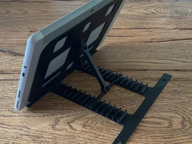 Tablet stand with adjustable height