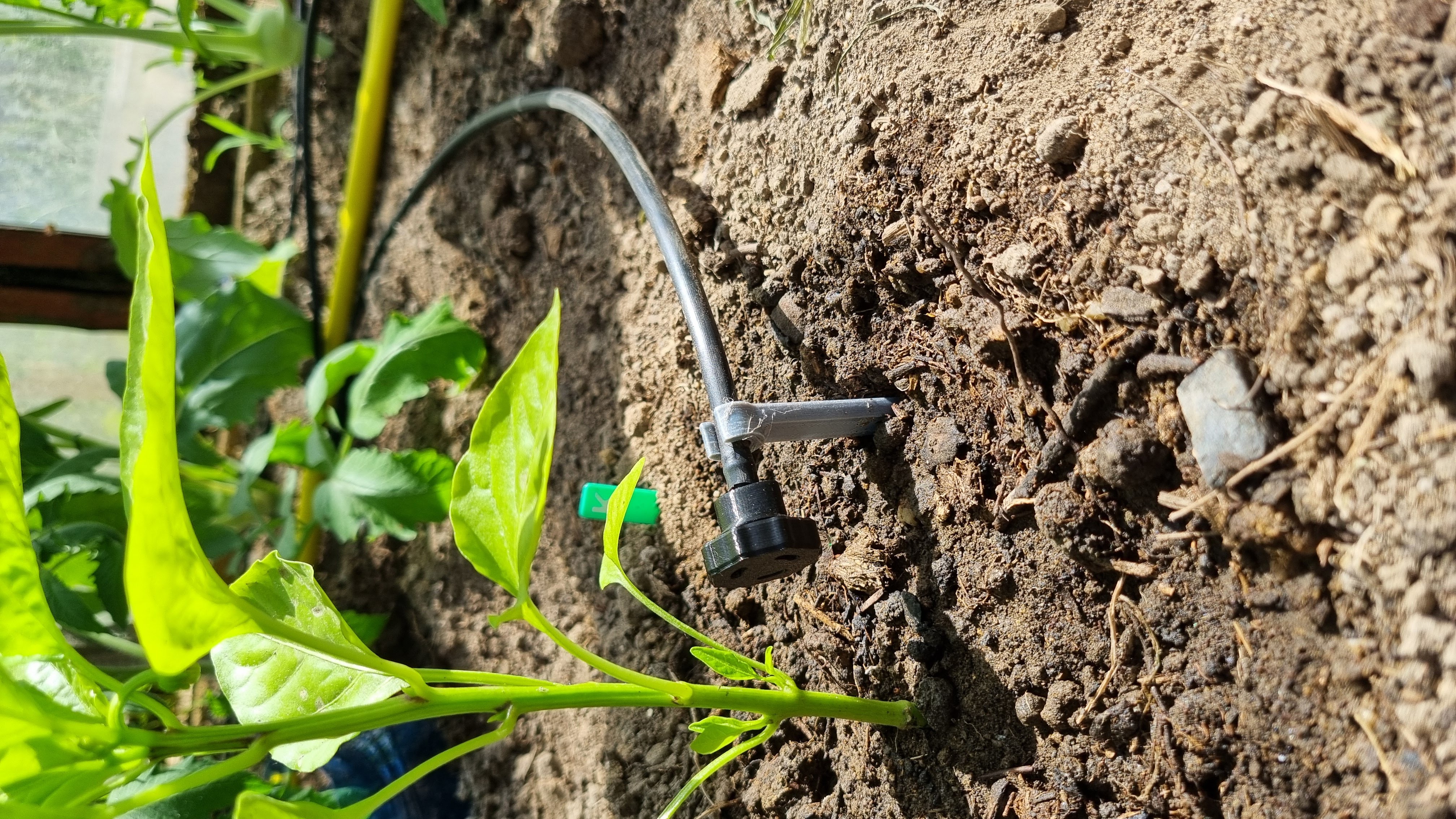 Adjustable dripping irrigation set