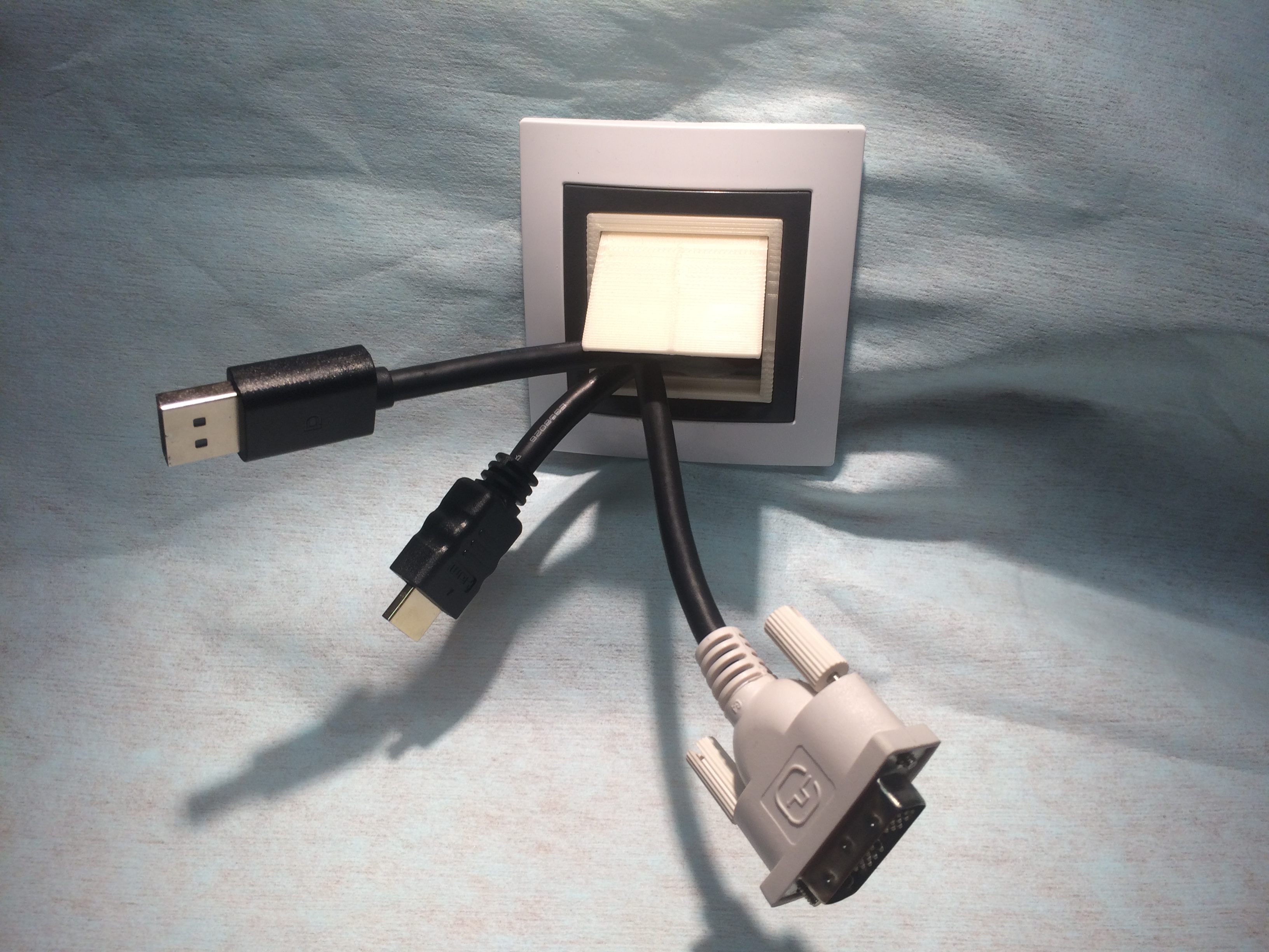Schneider Unica - Cable grommet / kabelová průchodka