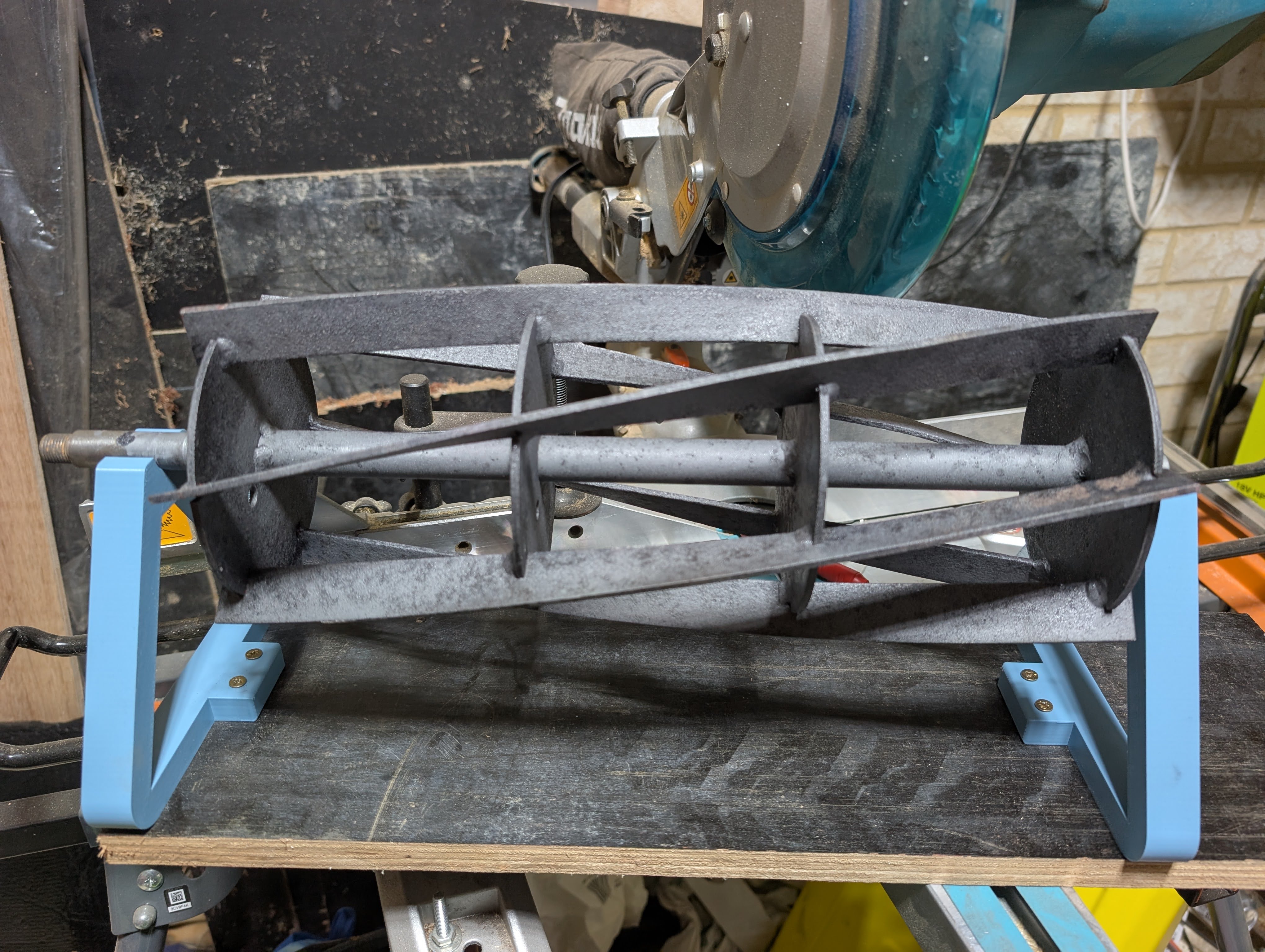 Mower reel holder