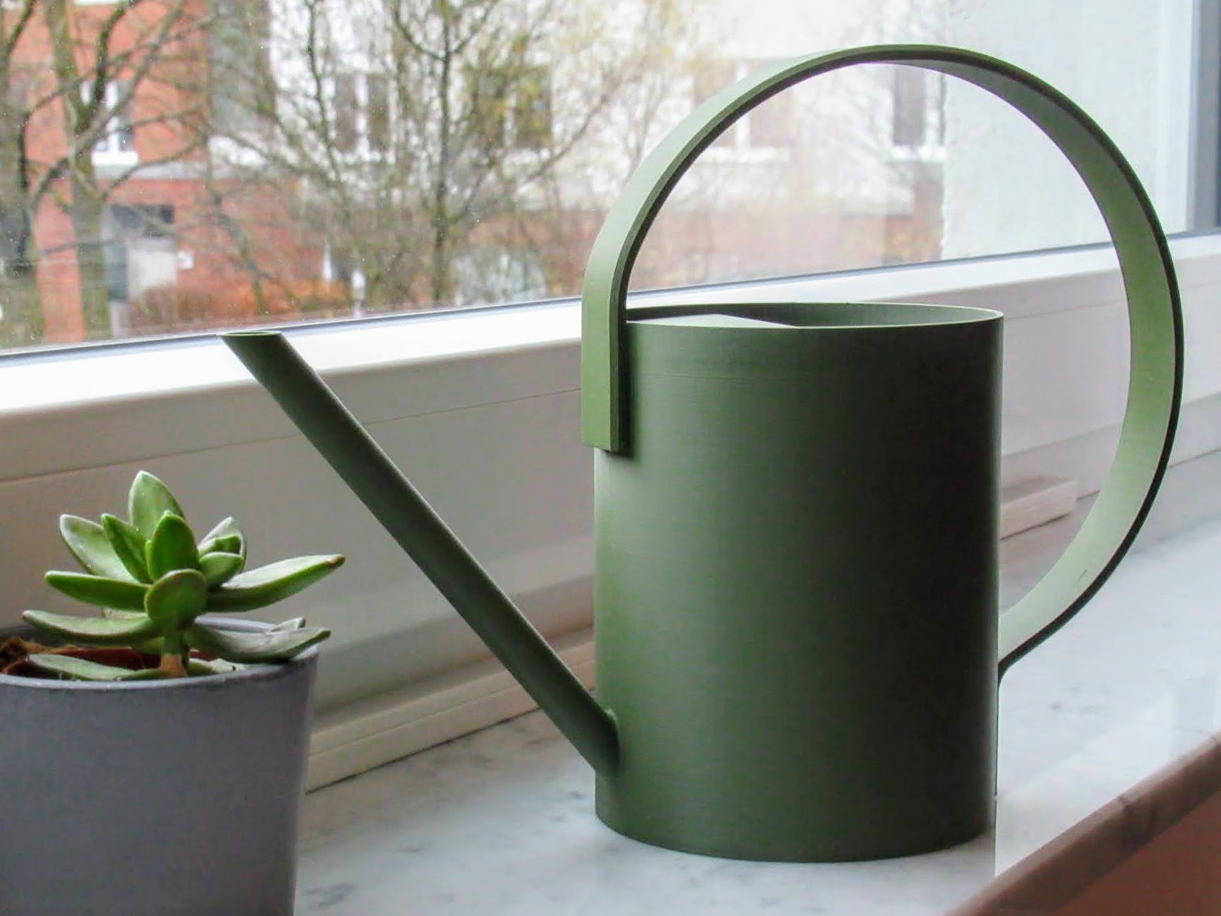 Simple watering can for indoor use