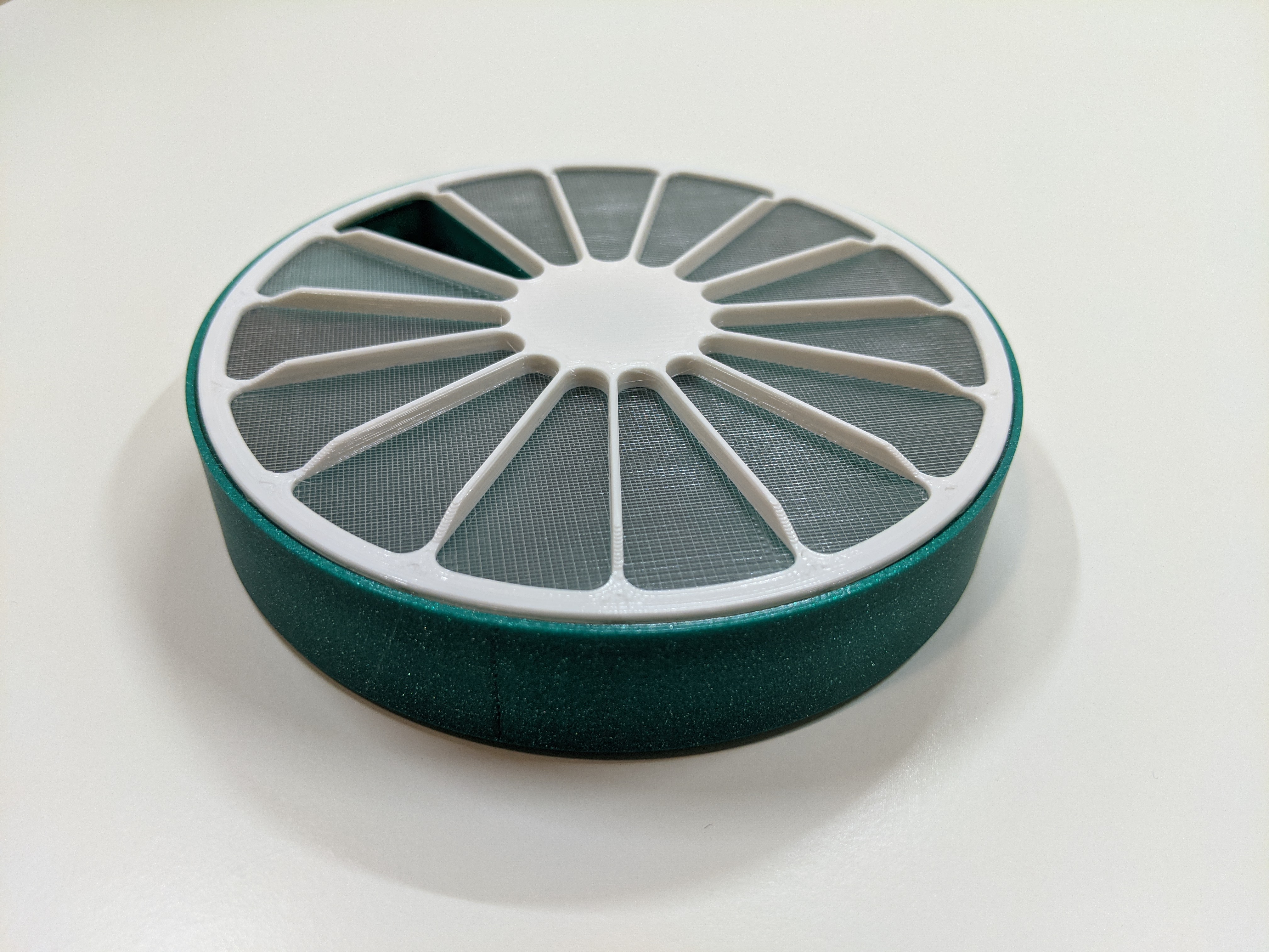Circular pill box for 14 days with magnetic lid