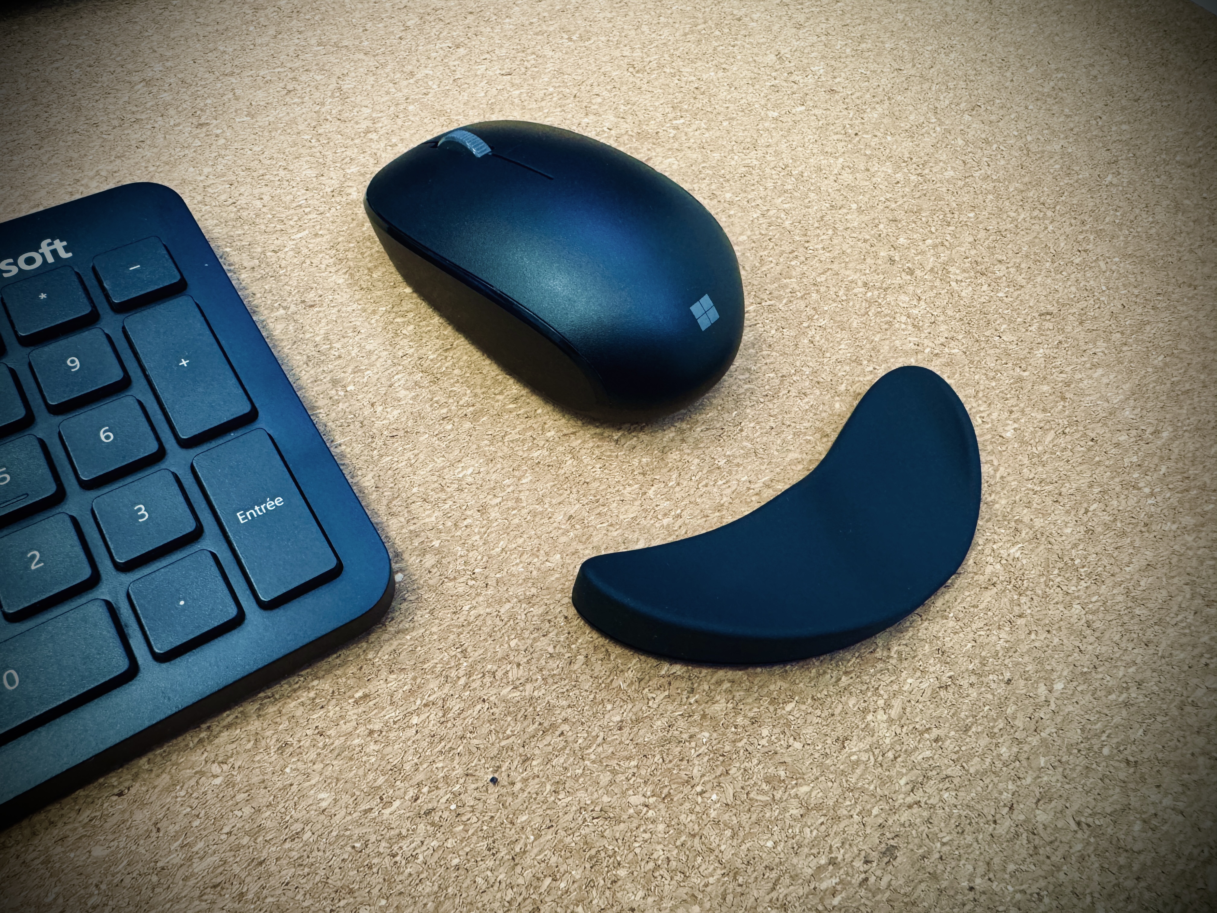 Ergonomic mouse wrist rest