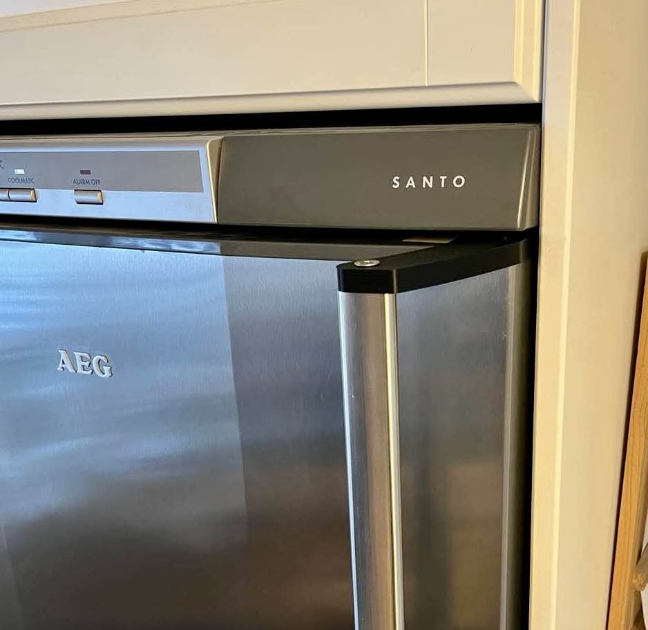 Handle/brace for AEG Santo fridge/freezer