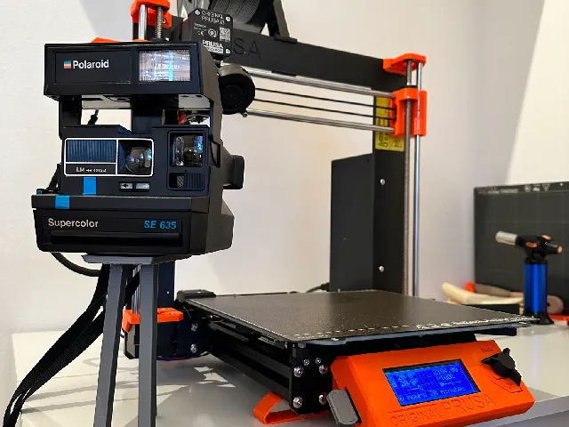 Fixed tripod for polaroid
