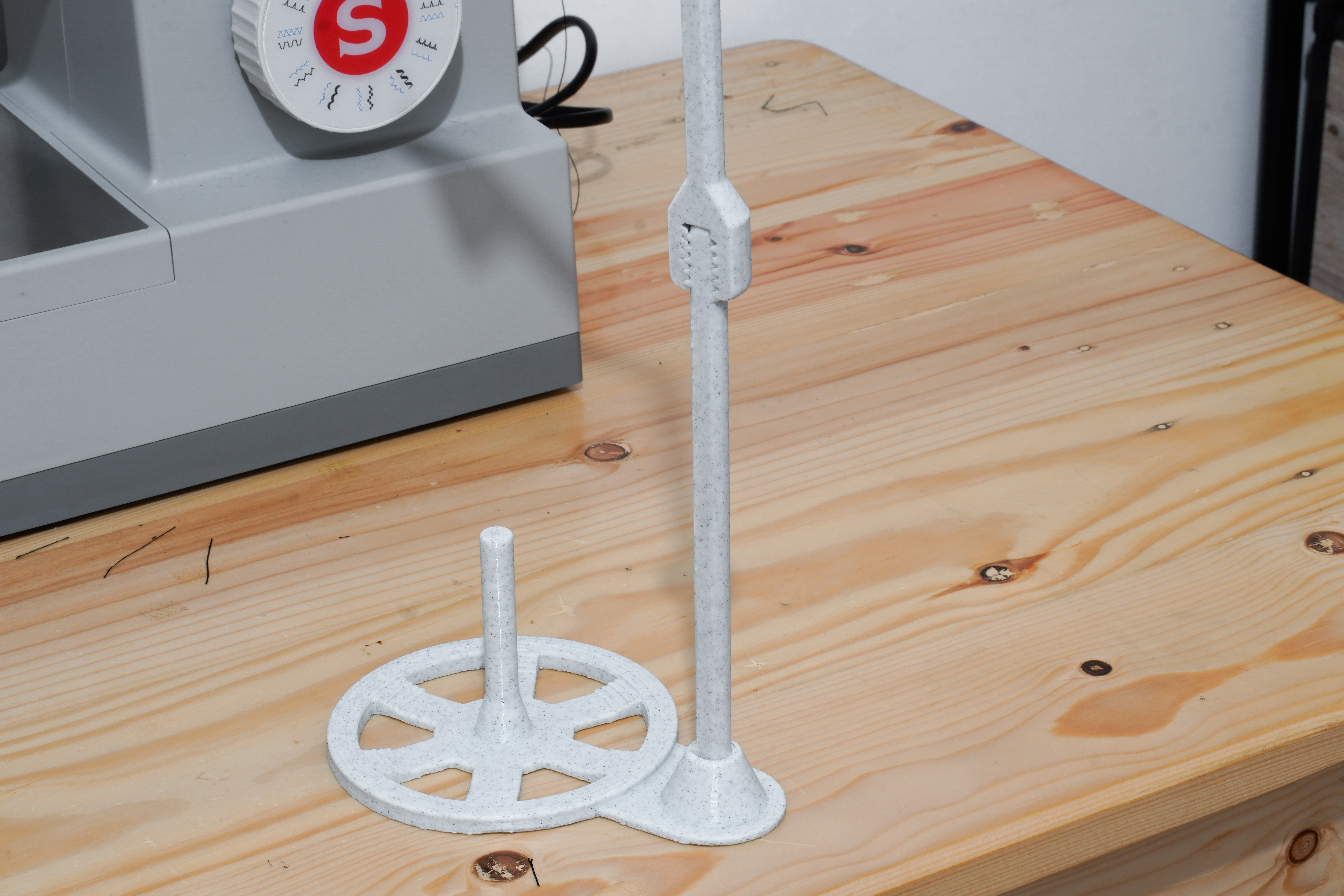 Miniatura 4 do modelo 3D Large Spool Thread Holder for Sewing Machine