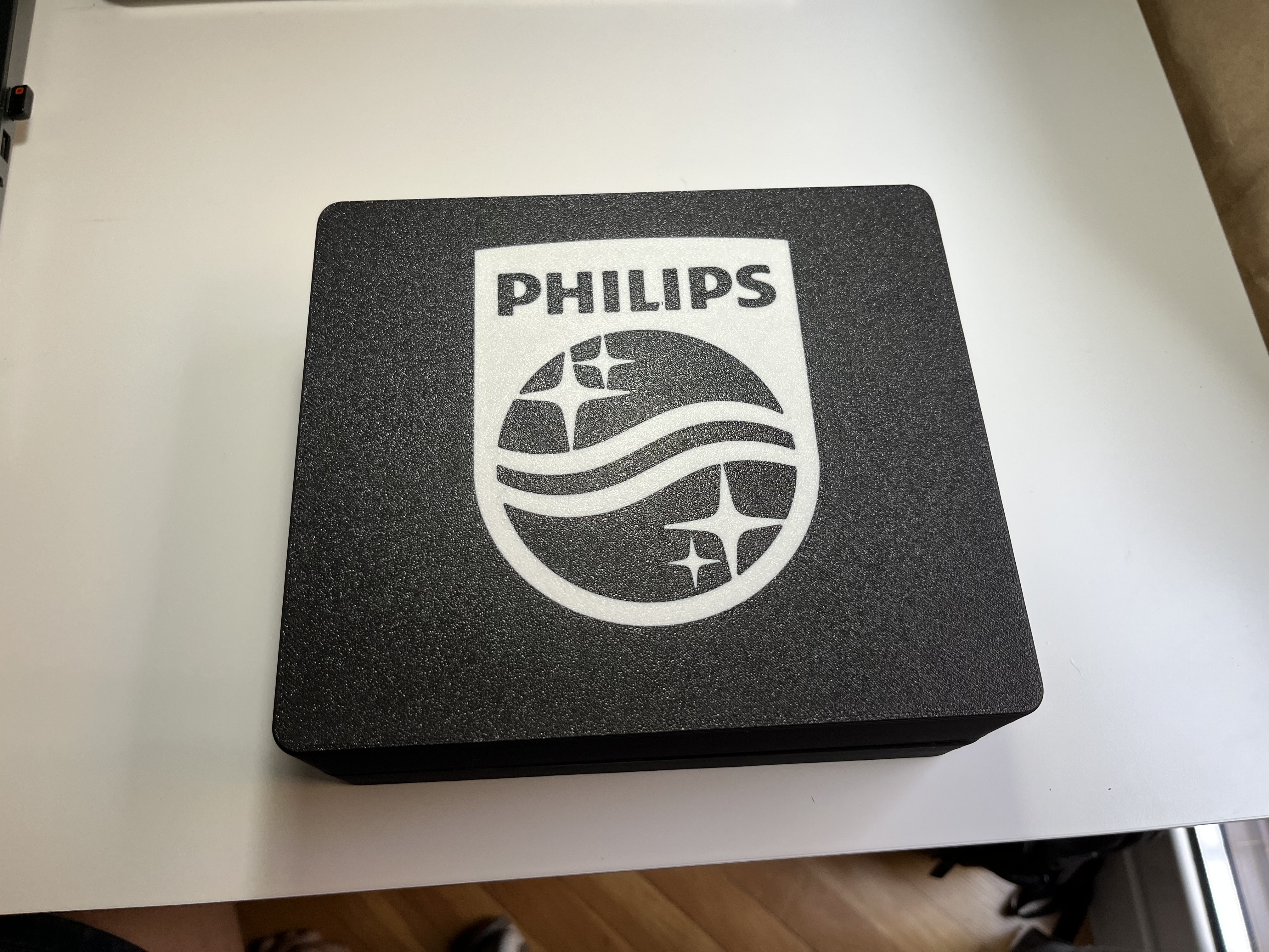 Lidded box with logo for Philips 7000 series shaver (MG7736/15)