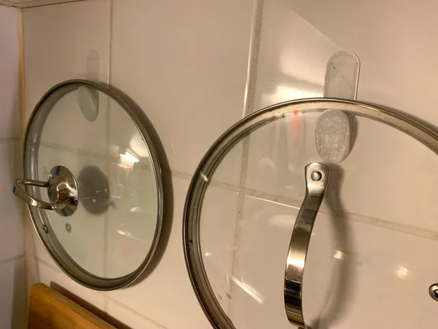 Pot lid holder (adhesive)