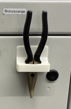 Halterung zum einstecken von Werkzeug (zum Kleben)