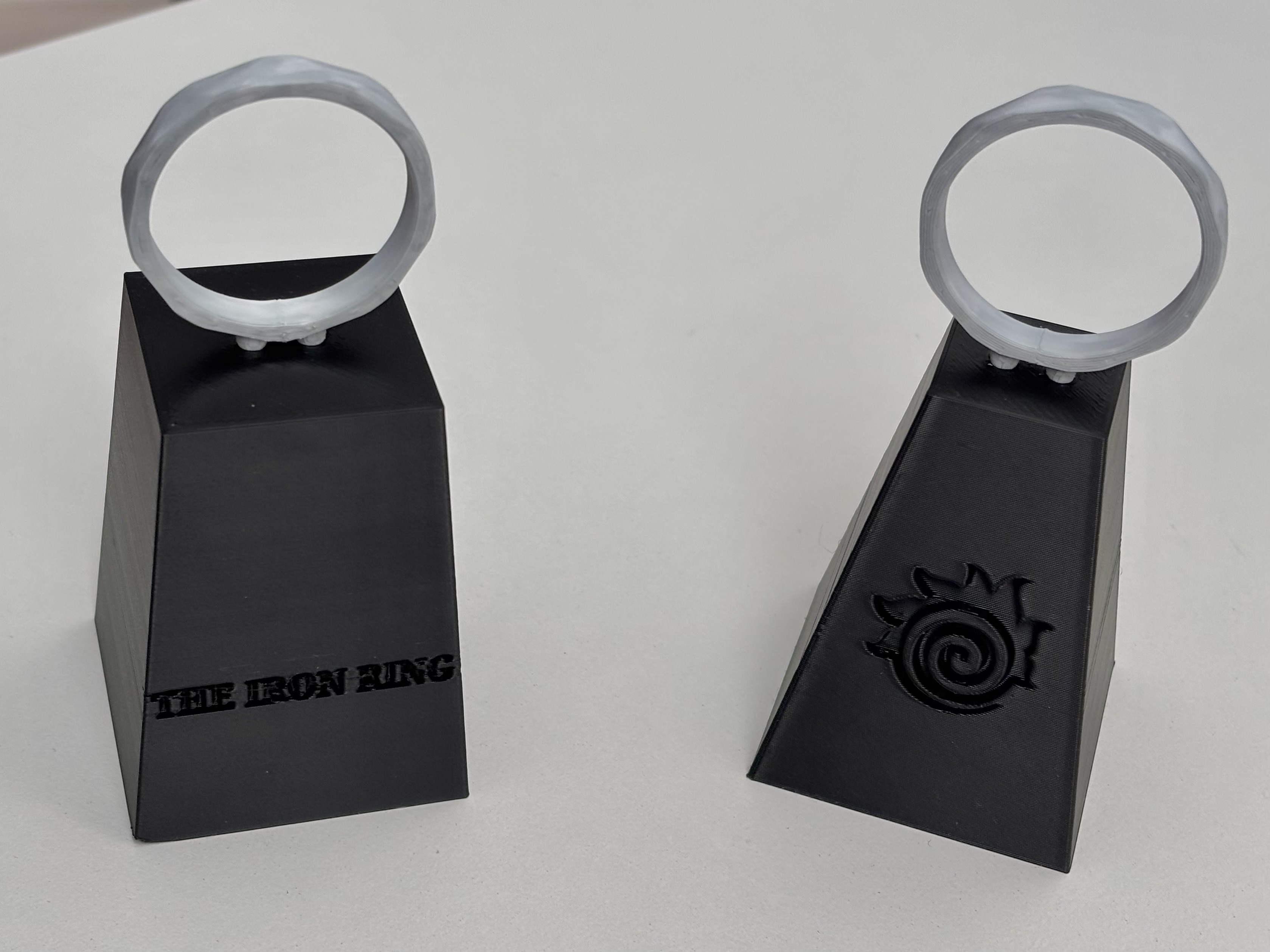McMaster University Engineering Iron Ring Display Monument Replicas — miniatura 2