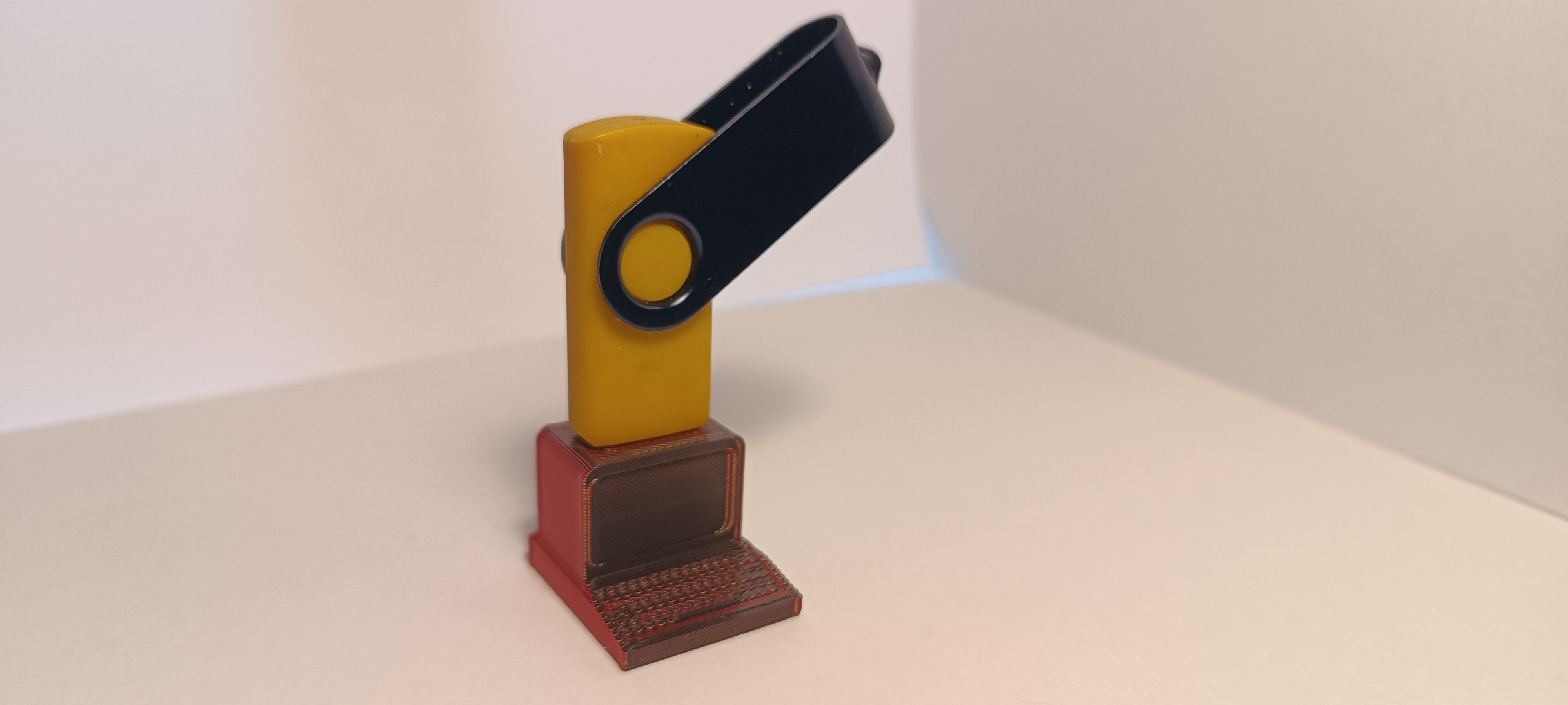 Miniatura 9 do modelo 3D PENDRIVE HOLDER