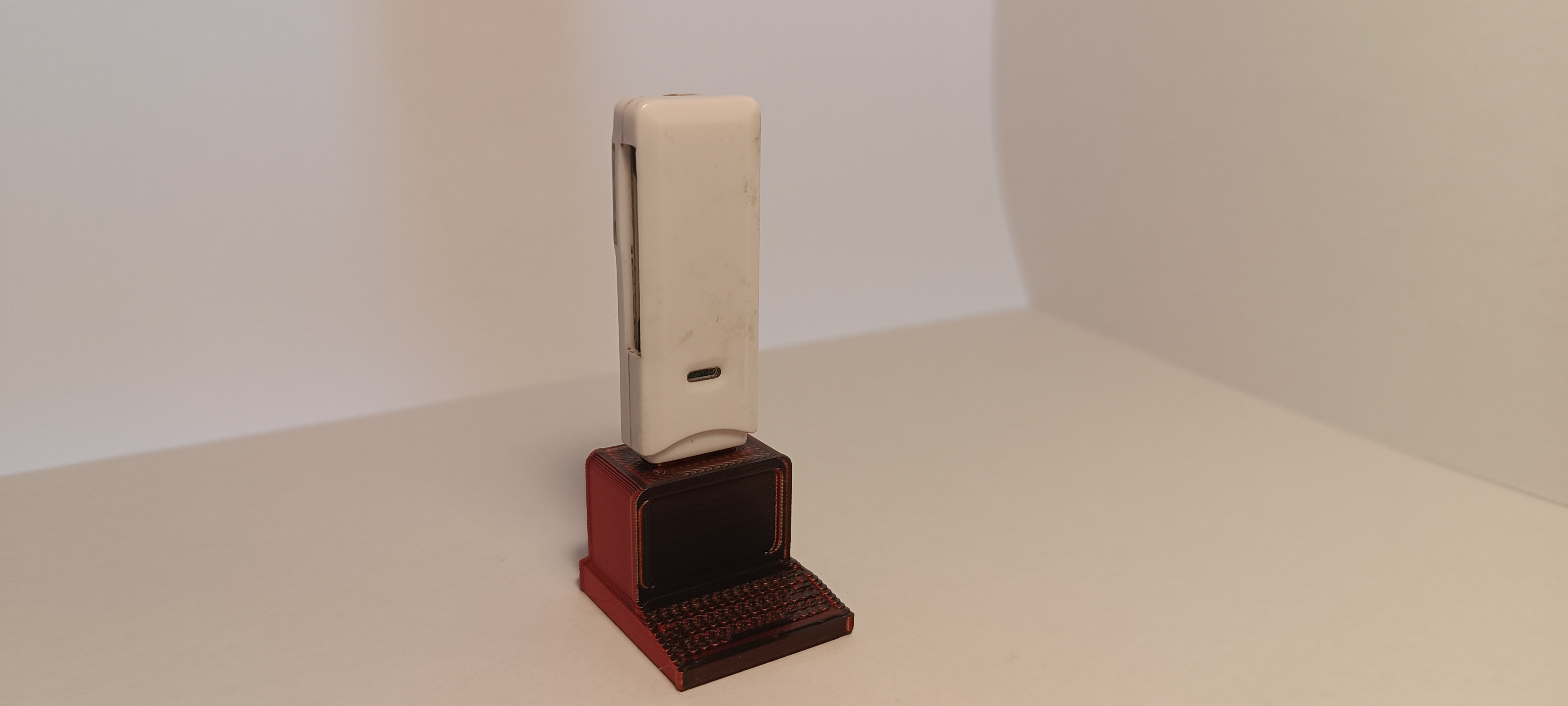 Miniatura 2 do modelo 3D PENDRIVE HOLDER
