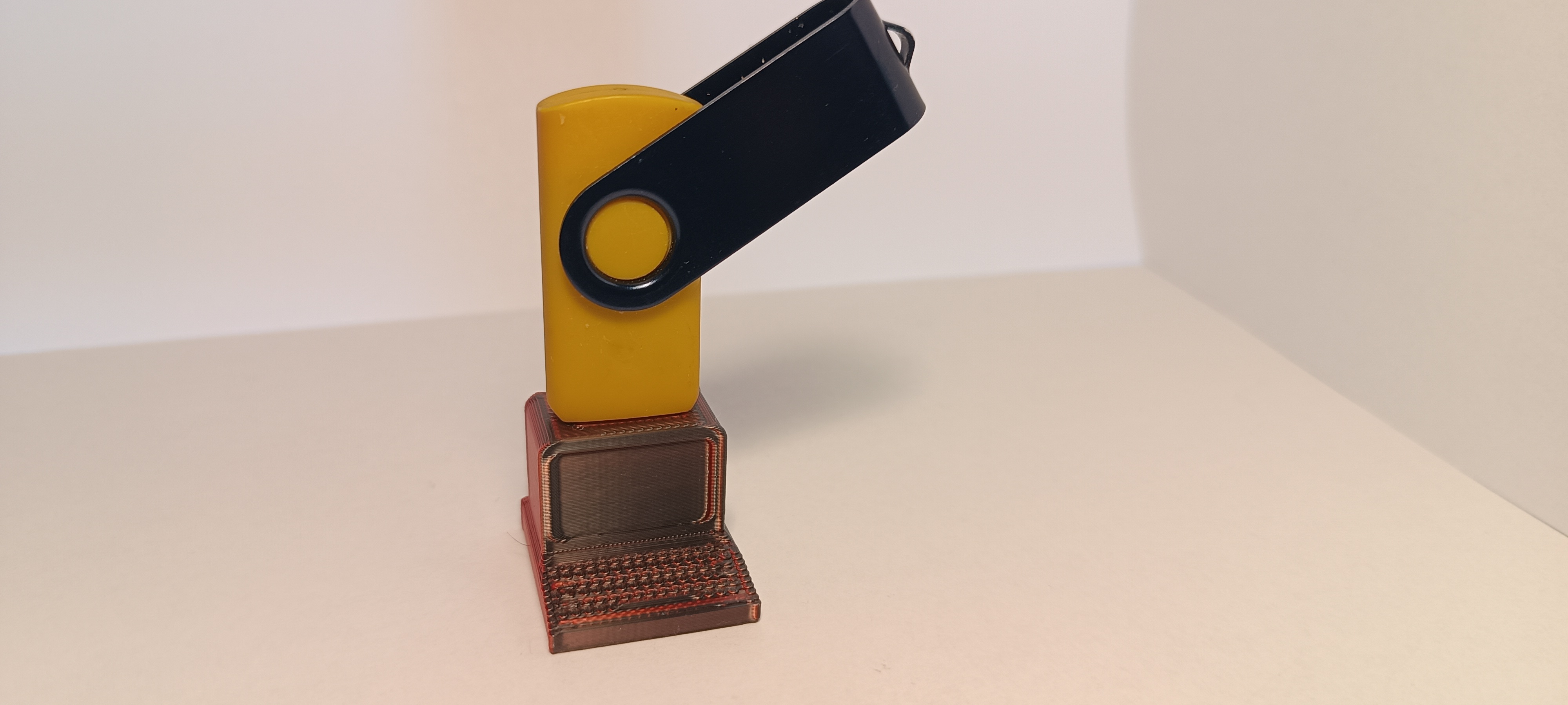 Miniatura 8 do modelo 3D PENDRIVE HOLDER