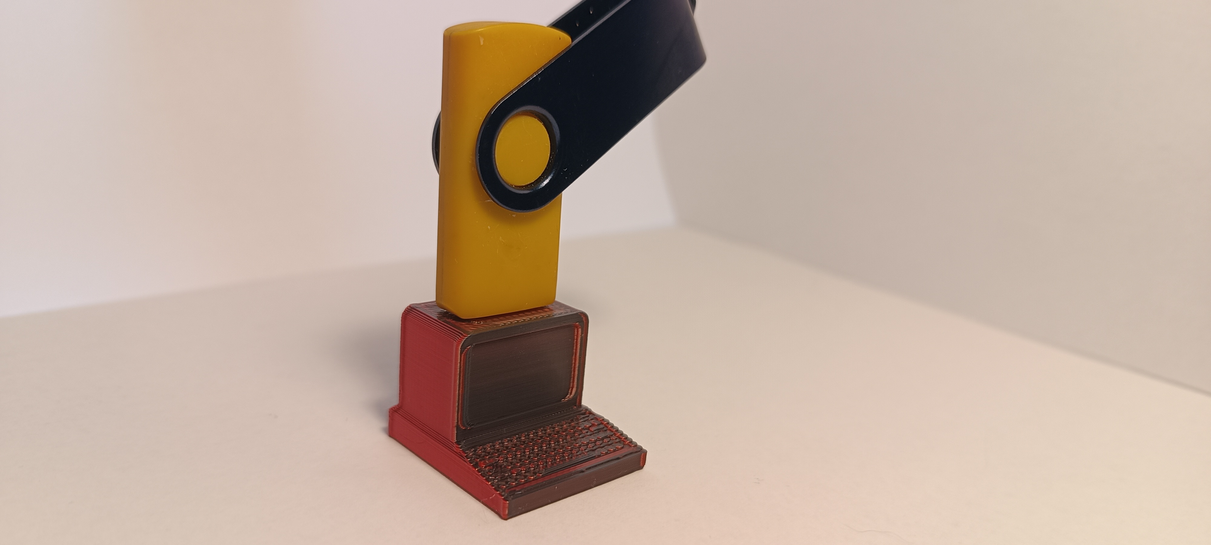Miniatura 10 do modelo 3D PENDRIVE HOLDER