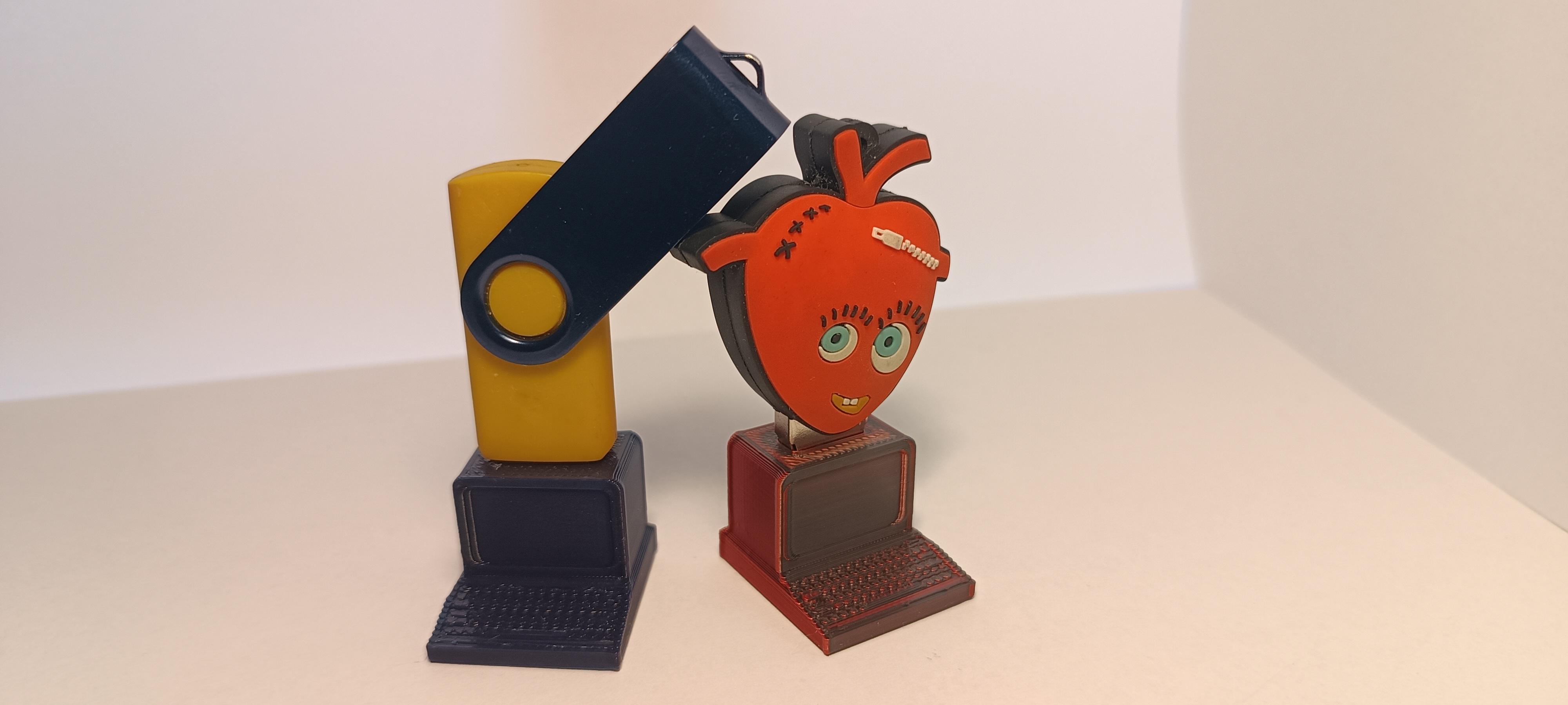 Miniatura 4 do modelo 3D PENDRIVE HOLDER