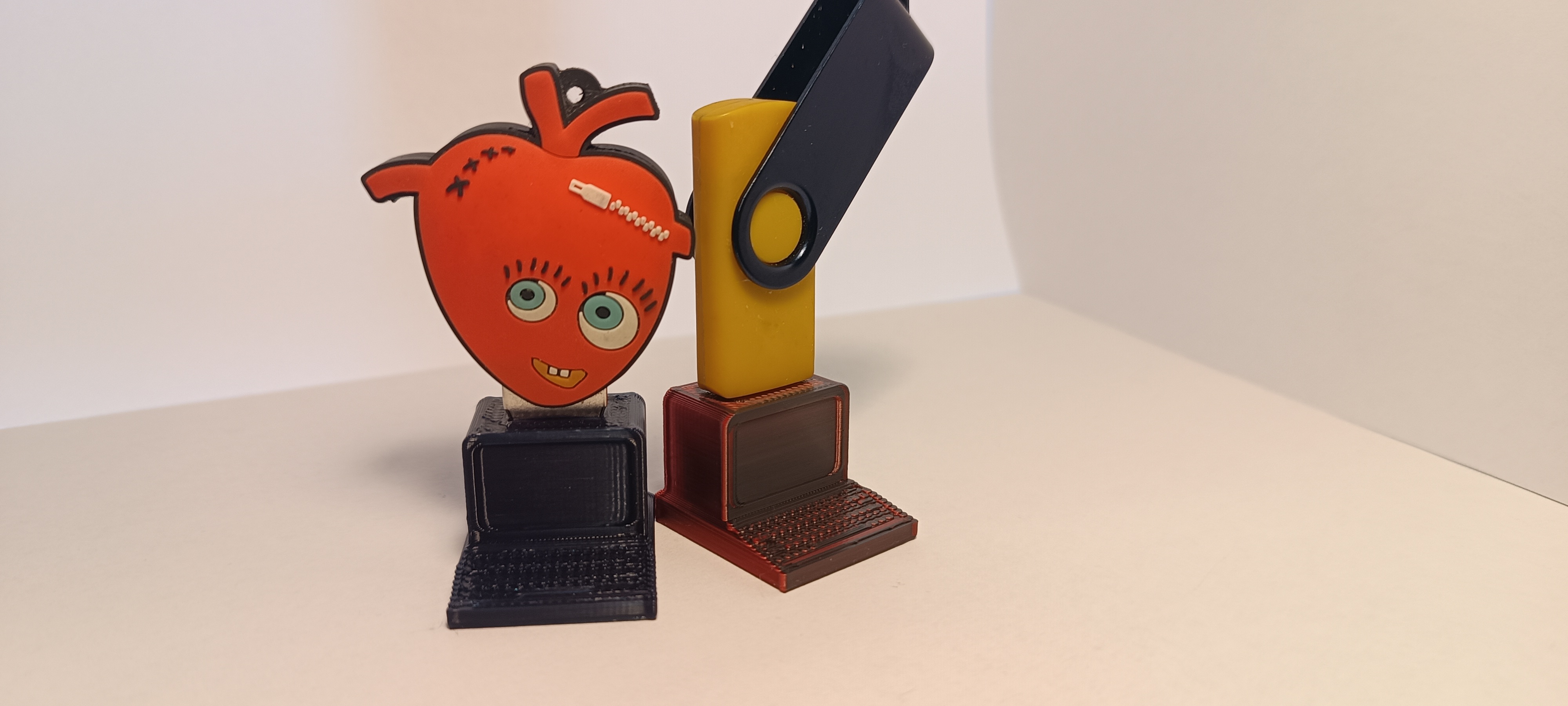 Miniatura 3 do modelo 3D PENDRIVE HOLDER