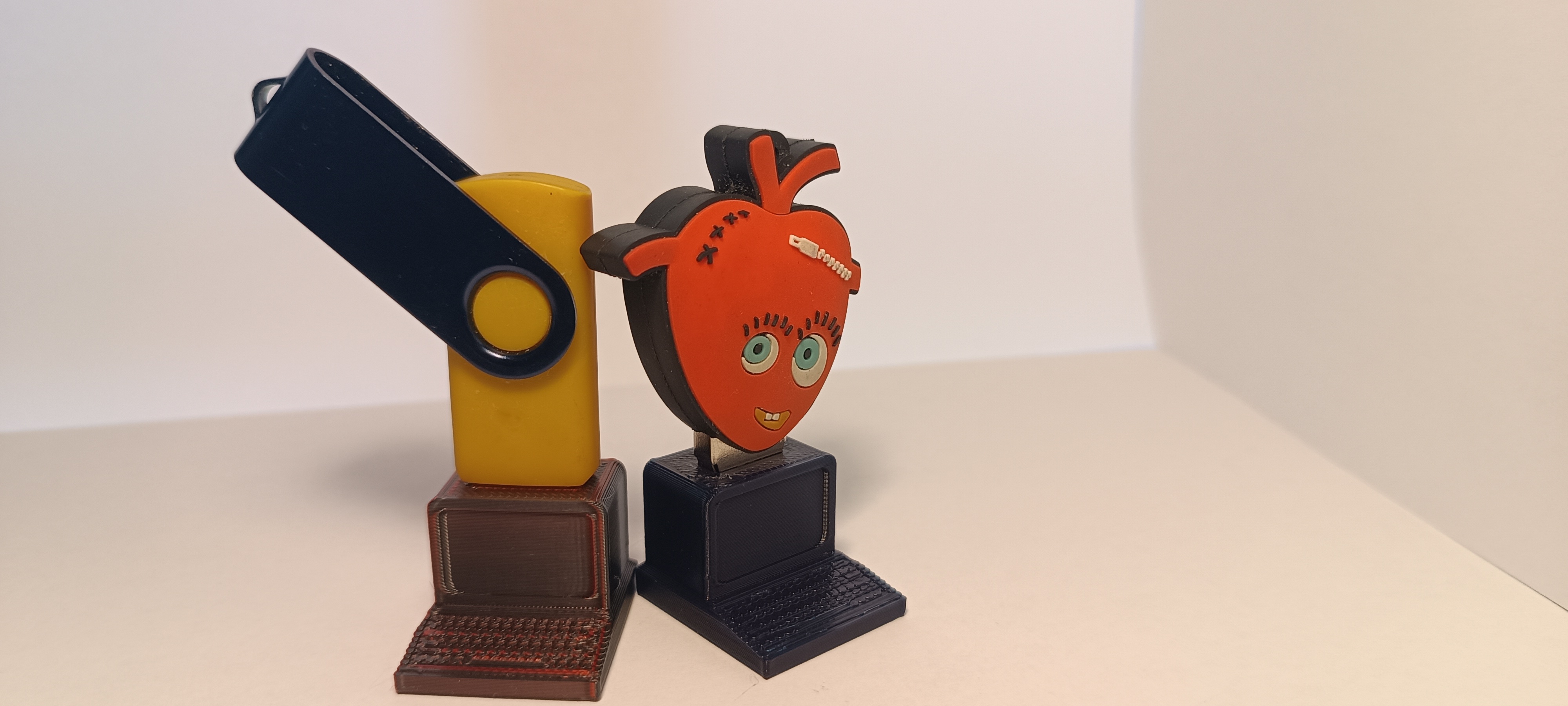 Miniatura 12 do modelo 3D PENDRIVE HOLDER