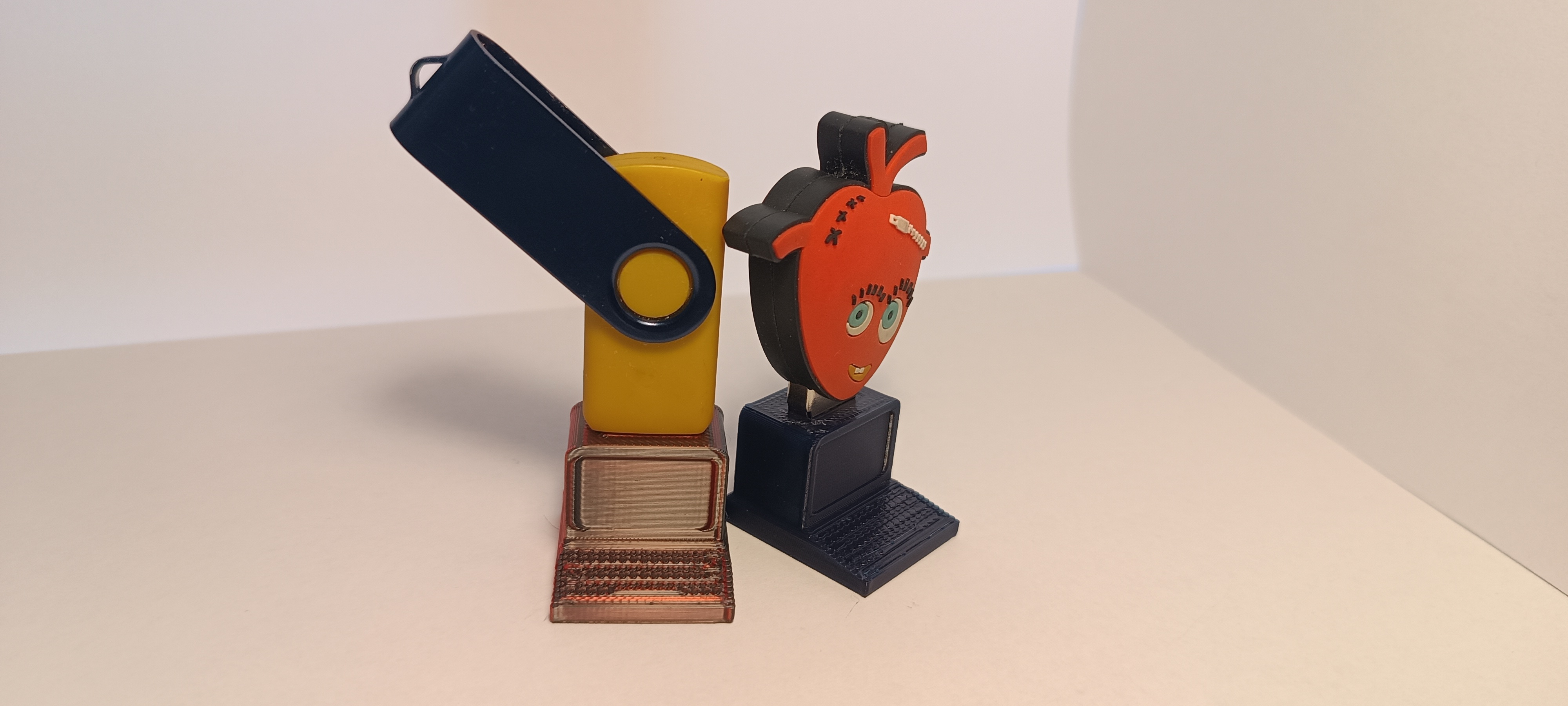 Miniatura 13 do modelo 3D PENDRIVE HOLDER