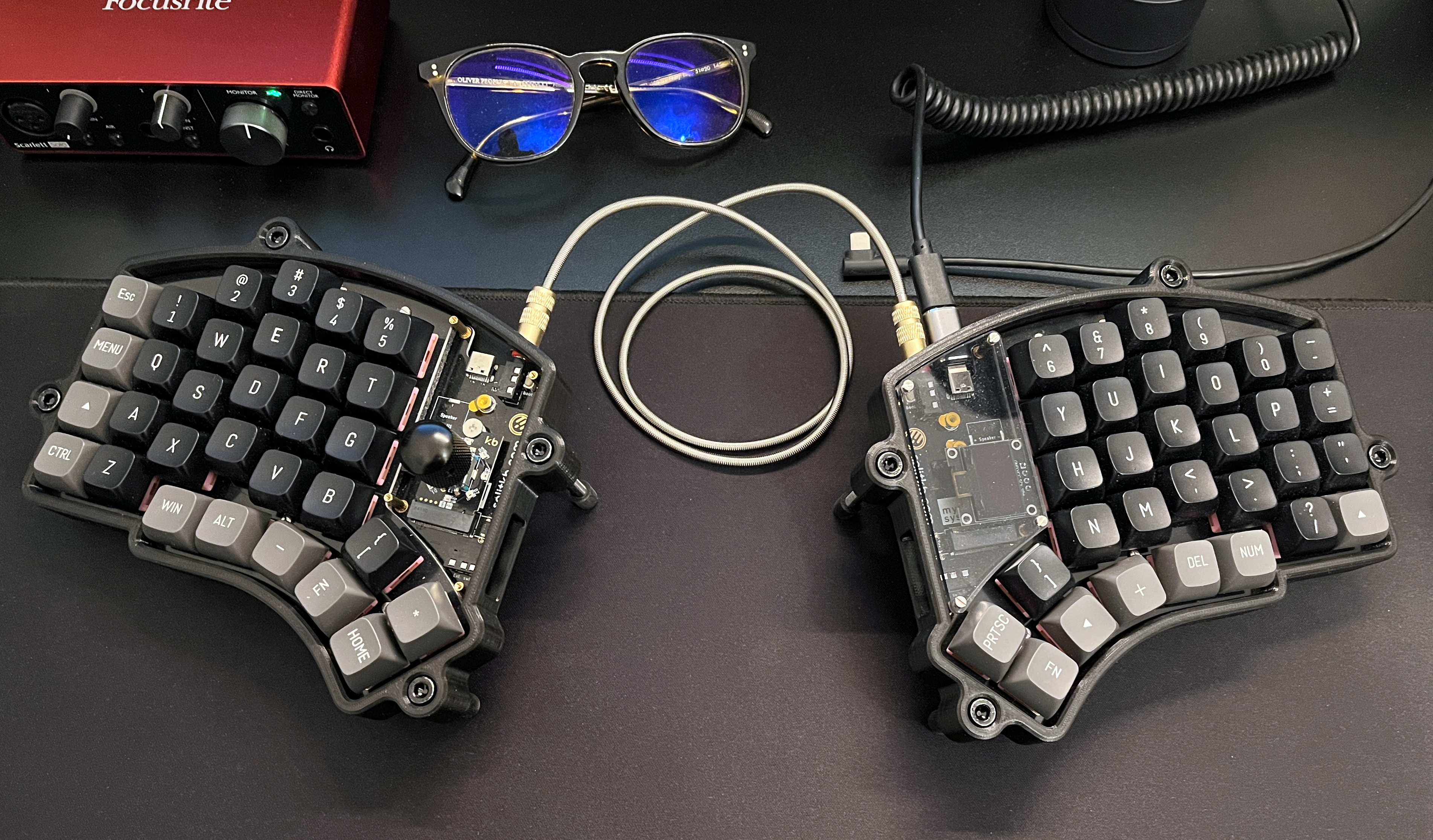 Elora Splitkb keyboard case with tenting inspired by VOID