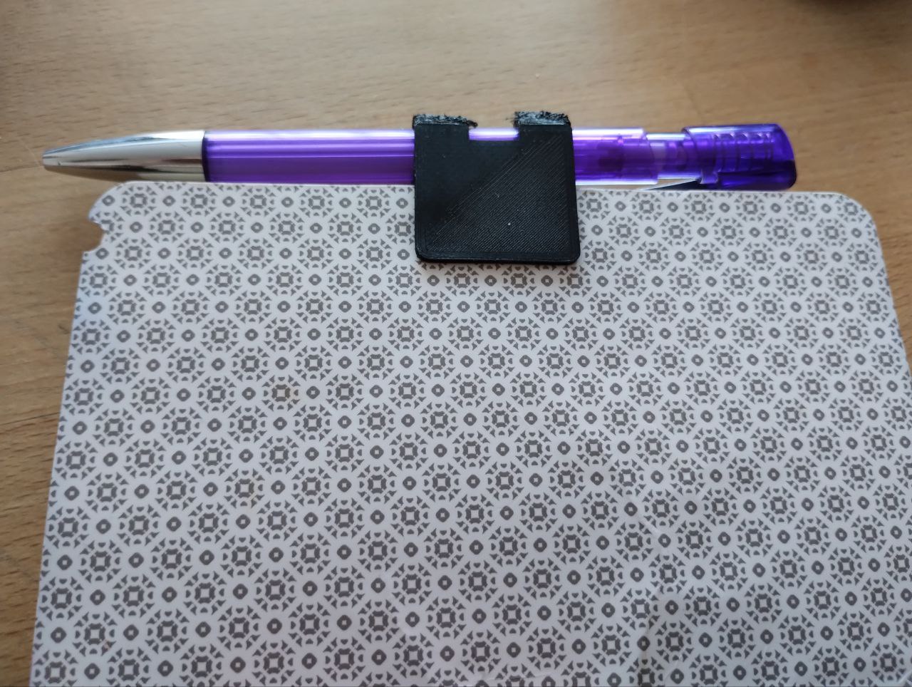 slightly overengineered notebook pen holder — miniatura 2