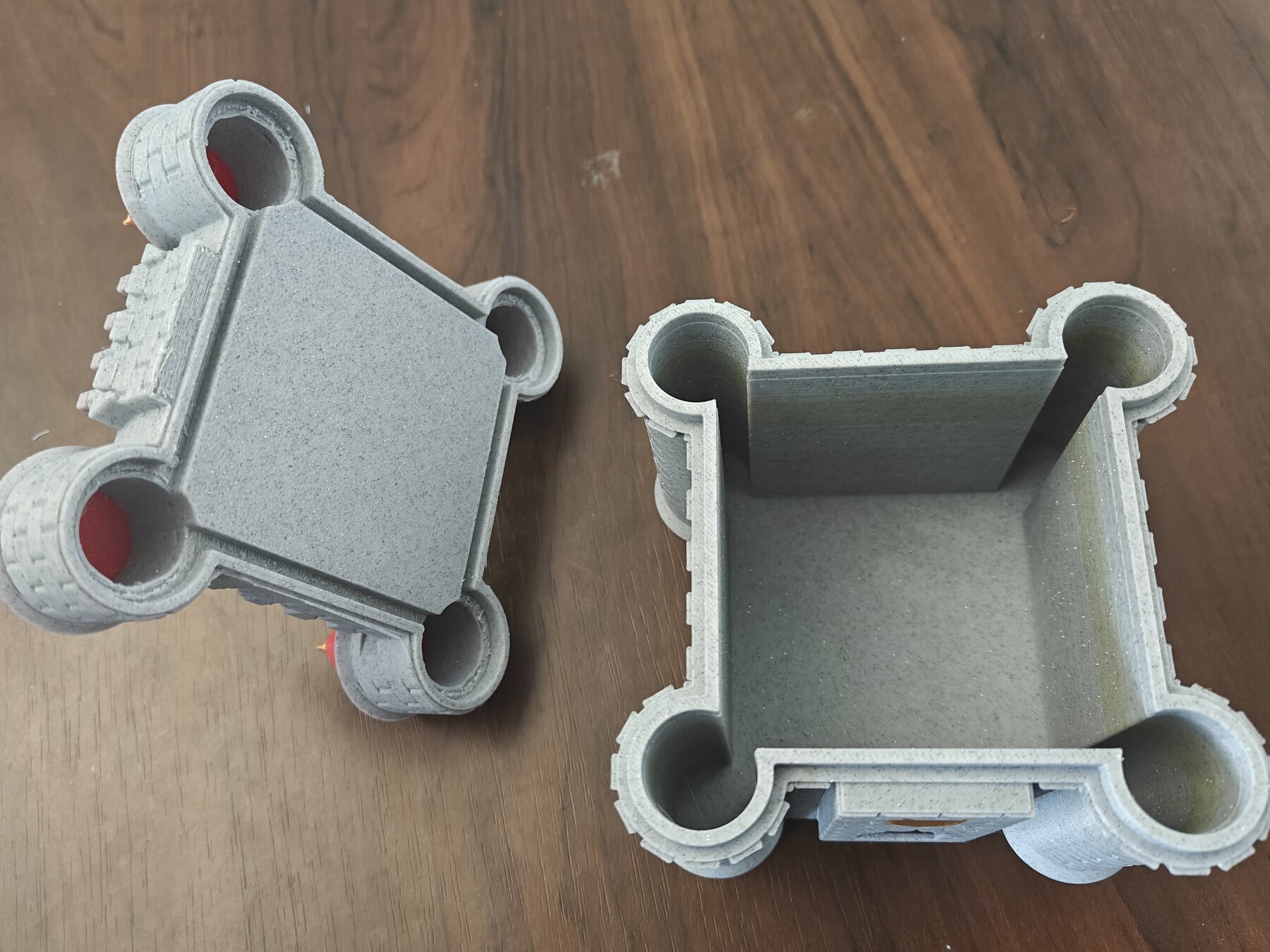 the lid lifts straight off — 70 x 70 x 64 mm inside